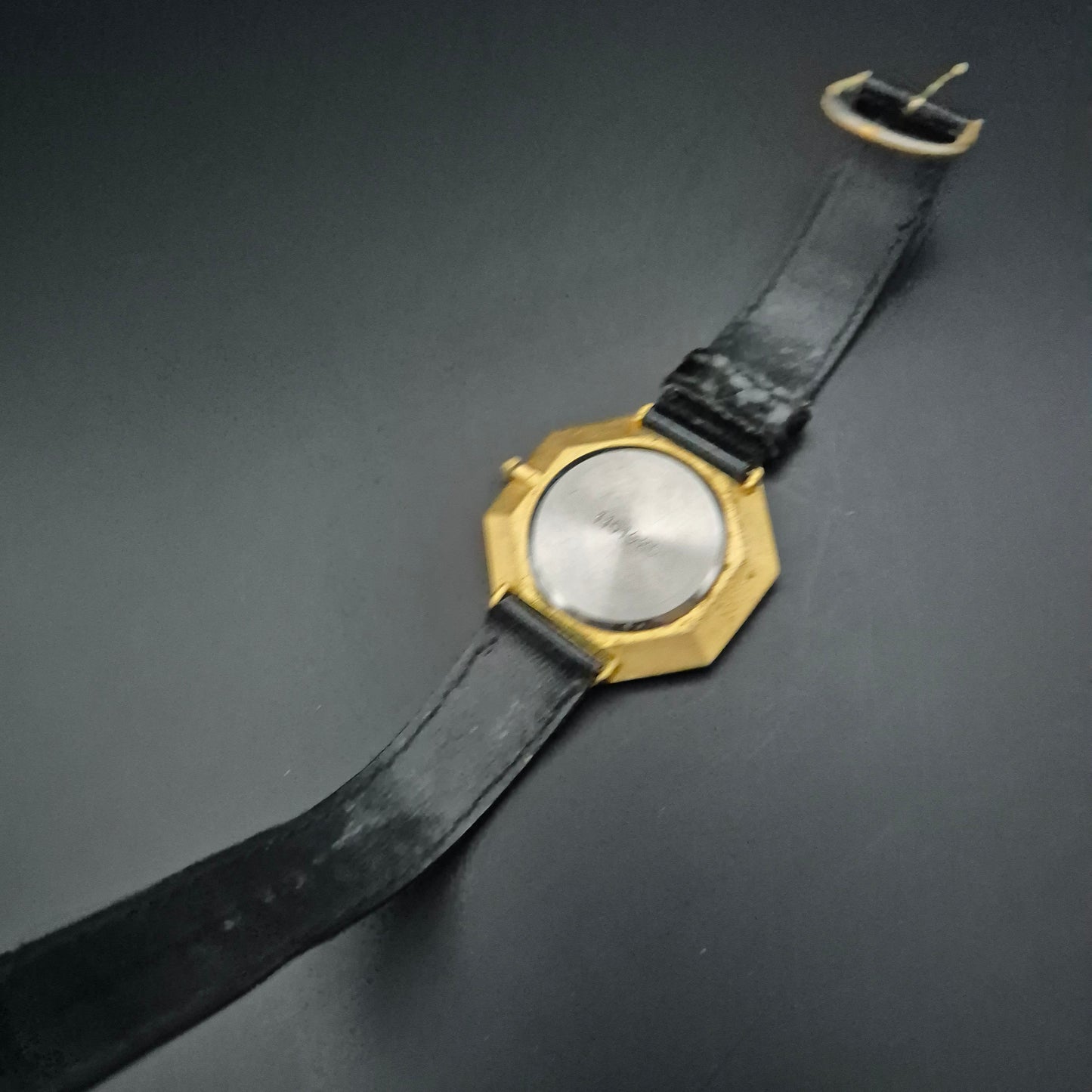 Commodoor Damen Uhr Goldfarben – Geometrisches Design mit Retro-Charme