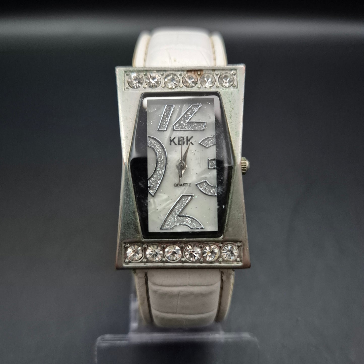 KBK Damen Uhr Silber – Glitzerndes Design mit Strasssteinen