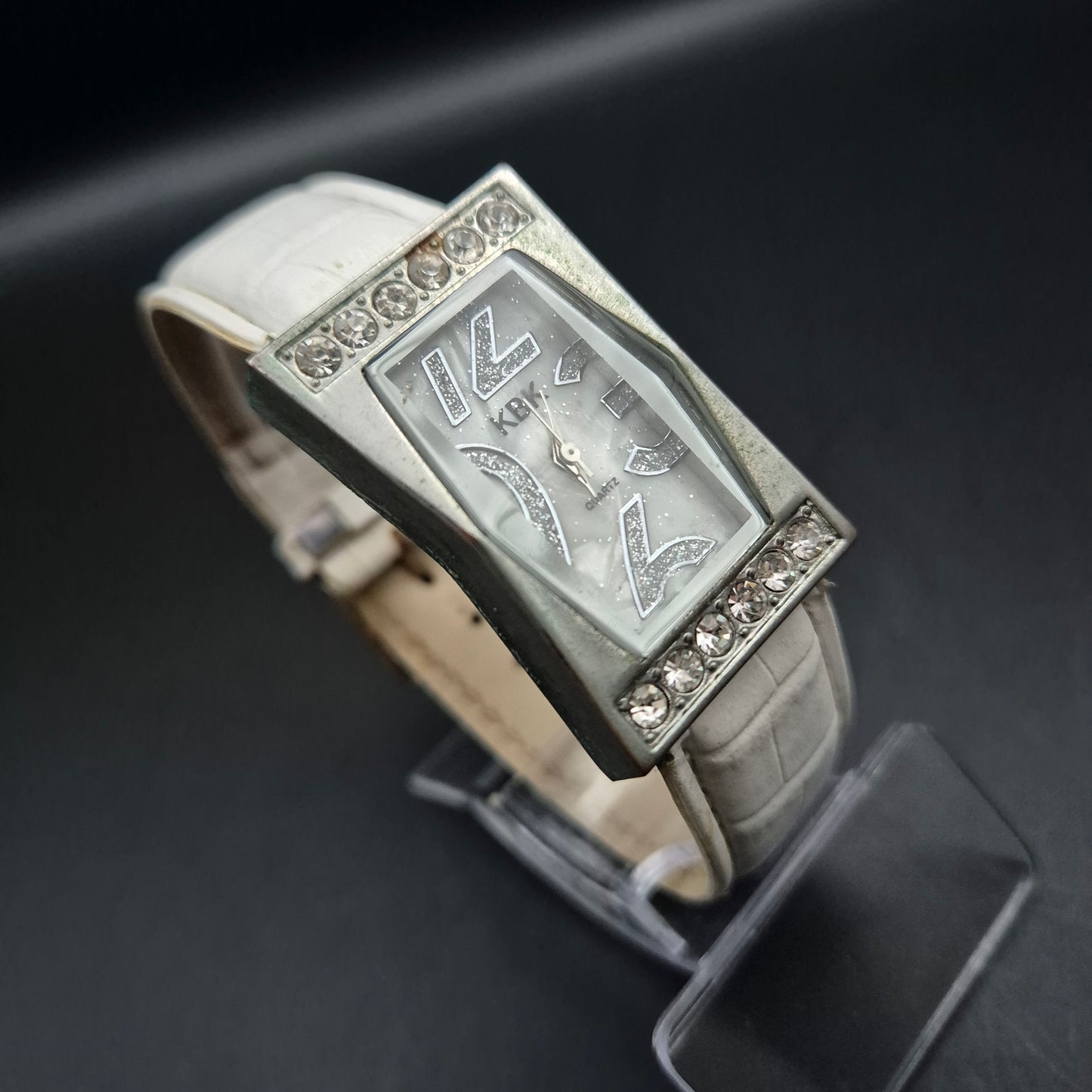 KBK Damen Uhr Silber – Glitzerndes Design mit Strasssteinen