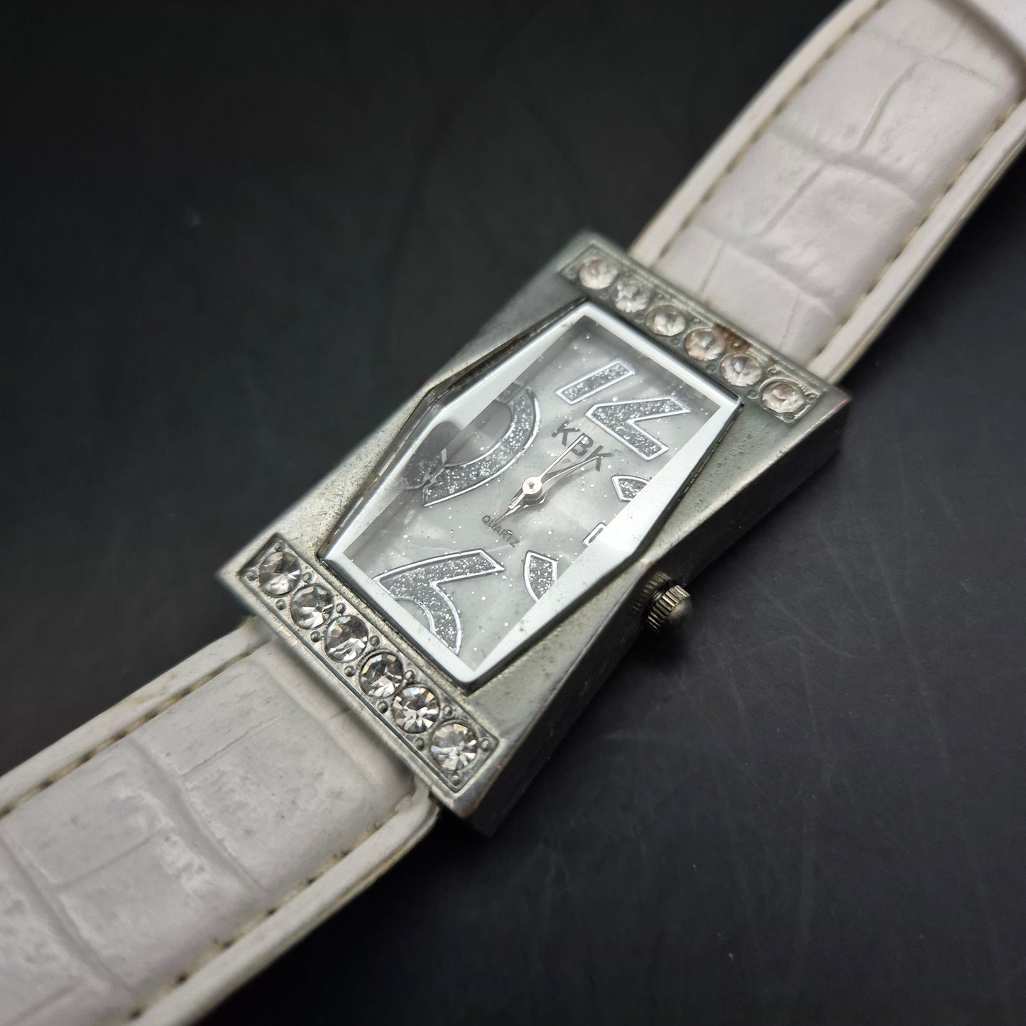 KBK Damen Uhr Silber – Glitzerndes Design mit Strasssteinen