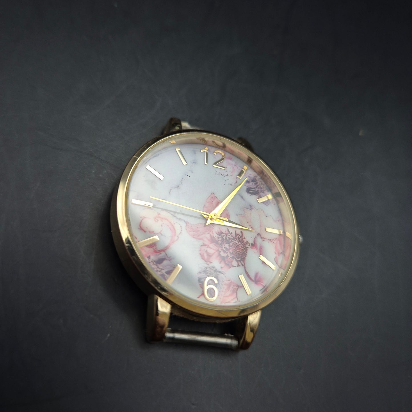 Damen Uhr mit Blumenmuster – Romantisches Design in Goldoptik