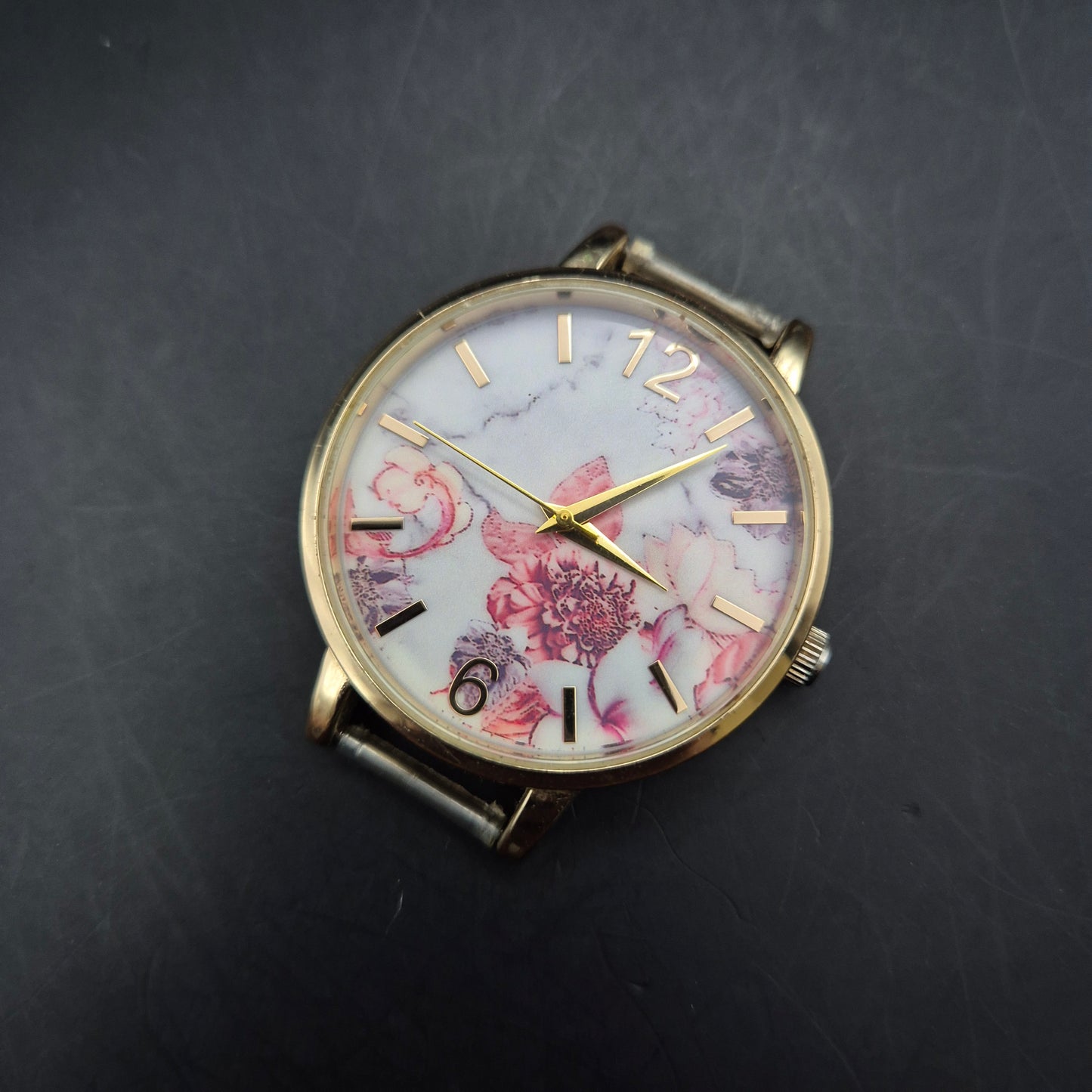Damen Uhr mit Blumenmuster – Romantisches Design in Goldoptik