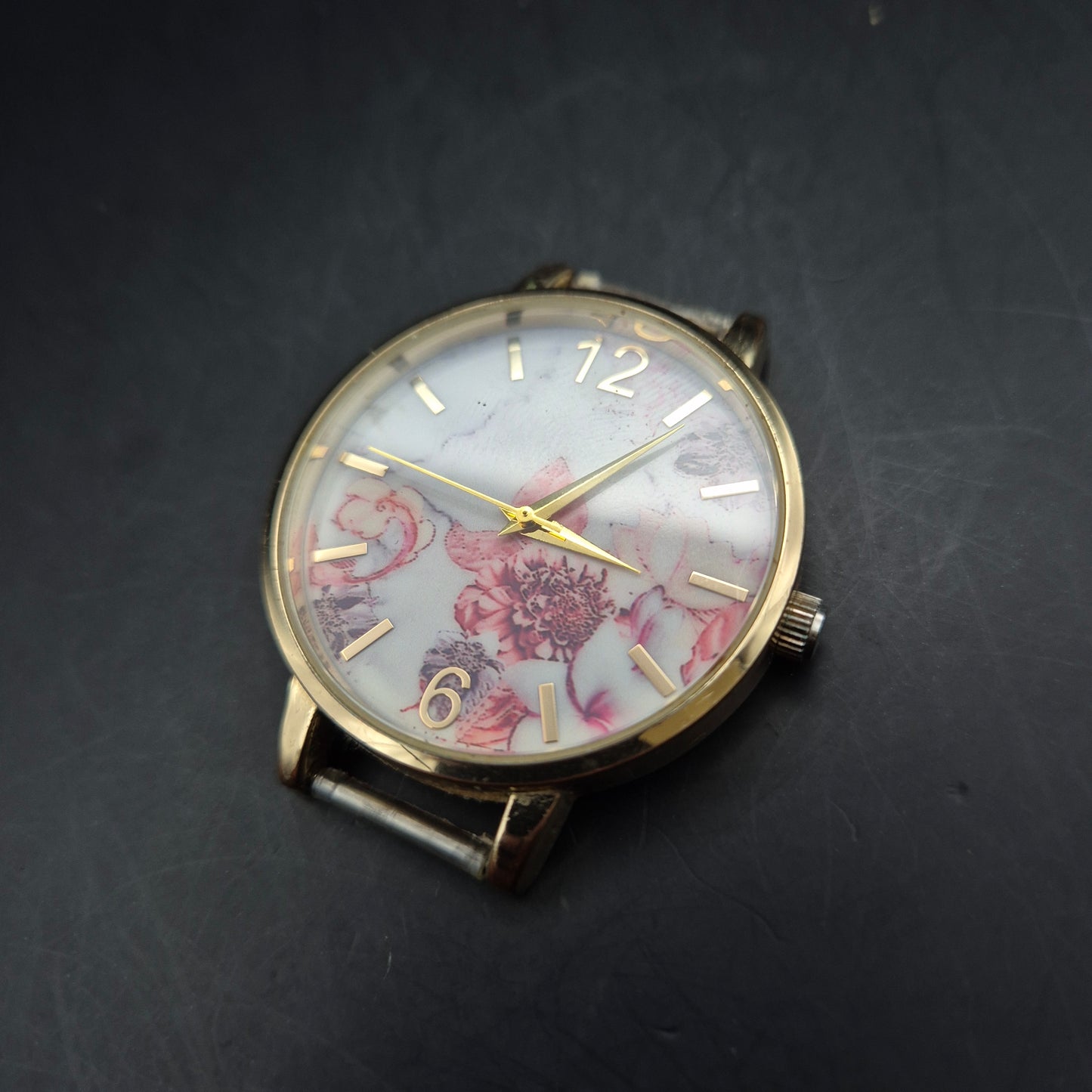 Damen Uhr mit Blumenmuster – Romantisches Design in Goldoptik