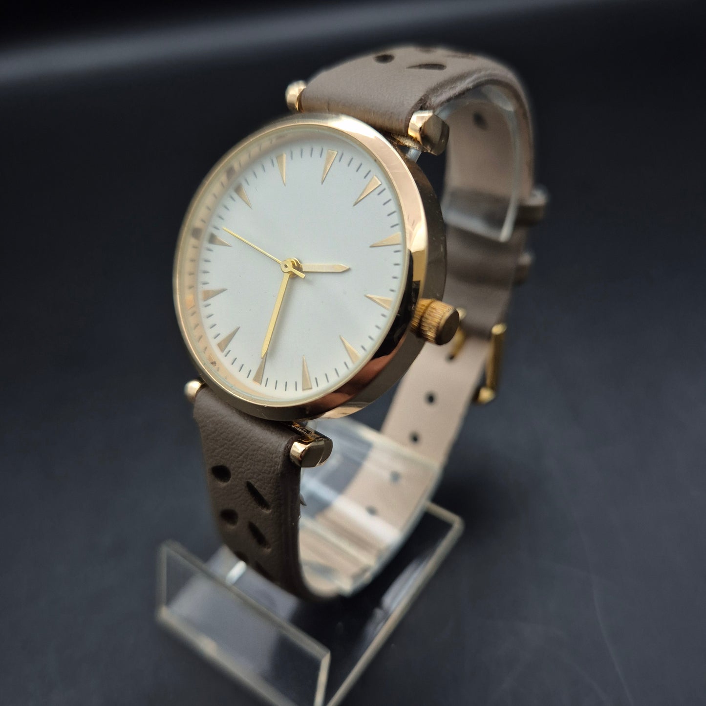 JG Damen Uhr Beige – Minimalistisches Design mit Goldakzenten
