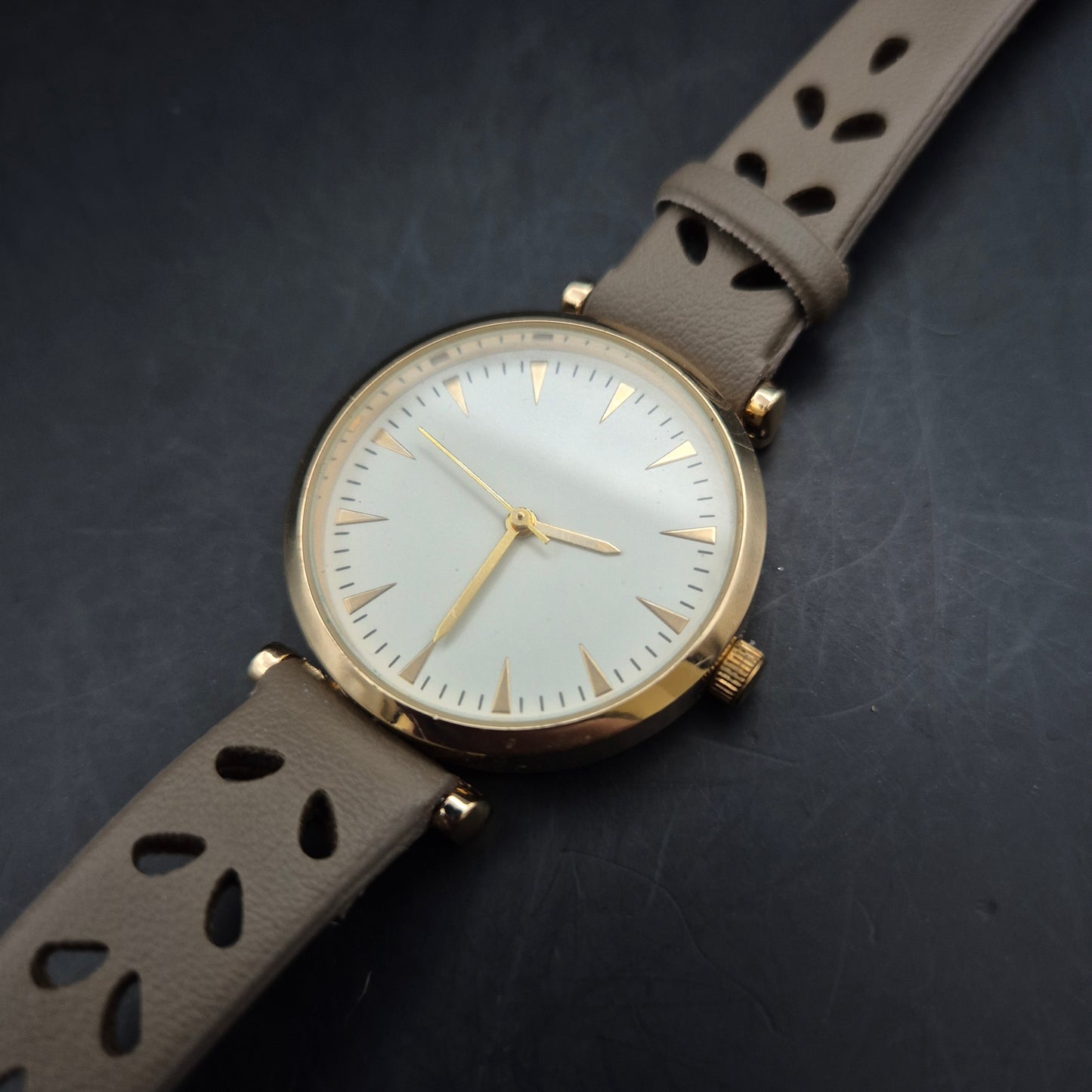 JG Damen Uhr Beige – Minimalistisches Design mit Goldakzenten