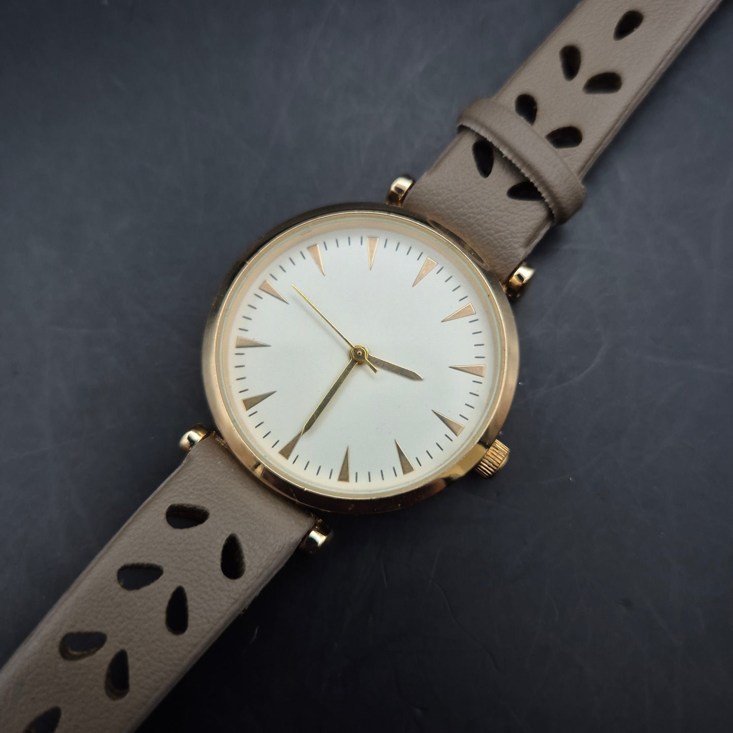 JG Damen Uhr Beige – Minimalistisches Design mit Goldakzenten