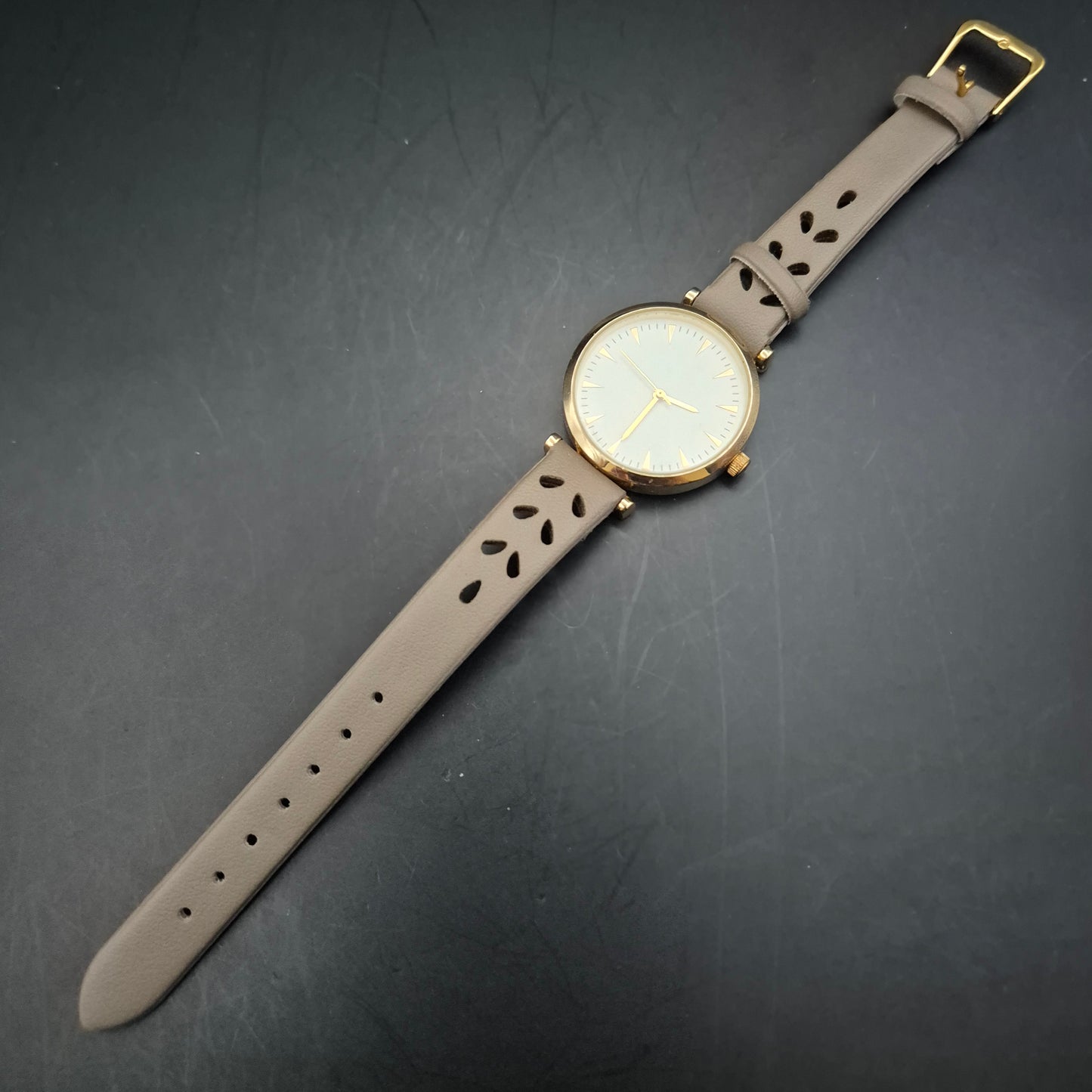 JG Damen Uhr Beige – Minimalistisches Design mit Goldakzenten
