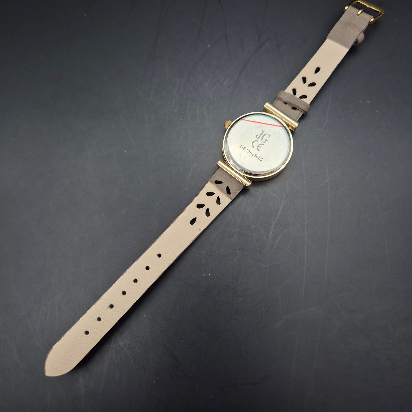 JG Damen Uhr Beige – Minimalistisches Design mit Goldakzenten