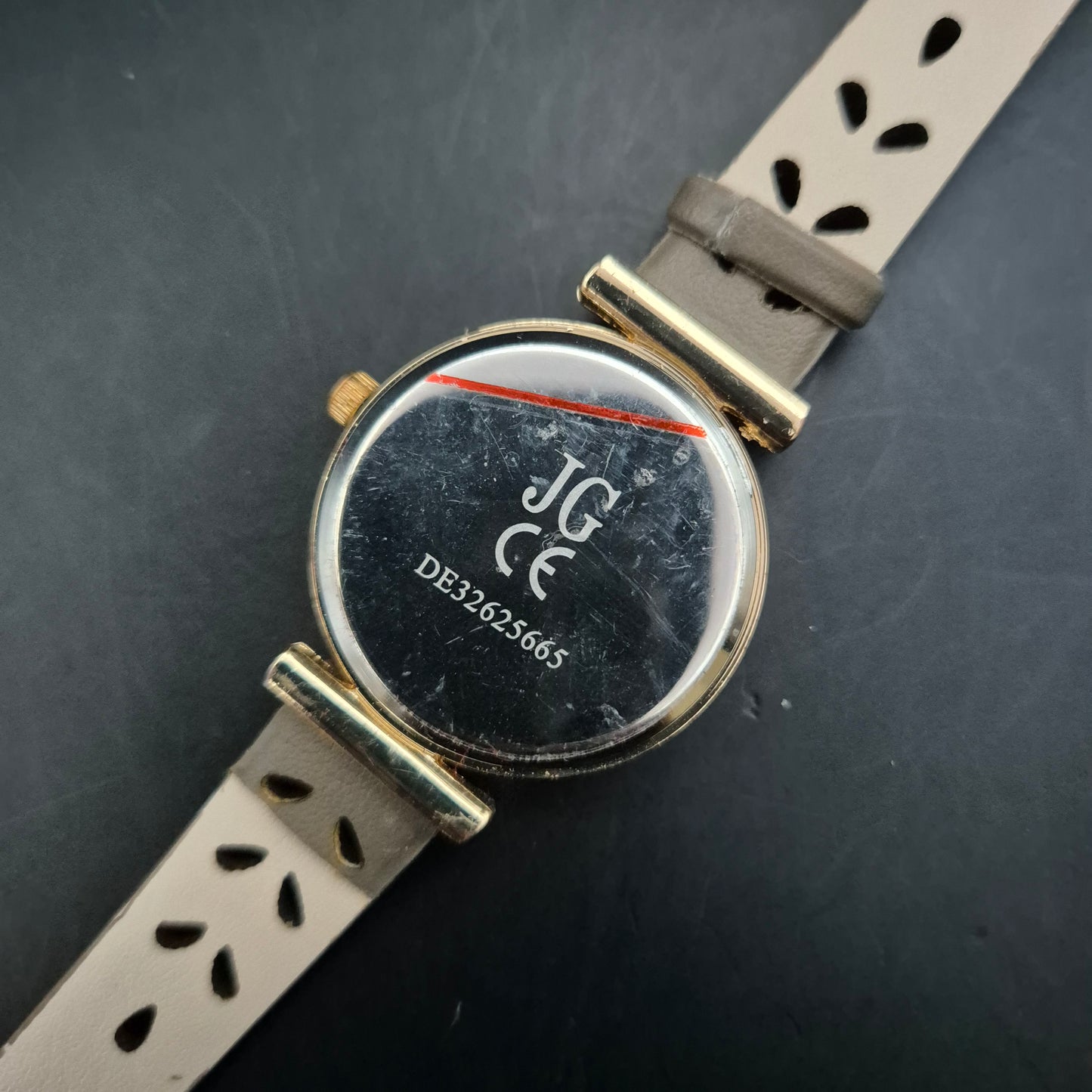 JG Damen Uhr Beige – Minimalistisches Design mit Goldakzenten