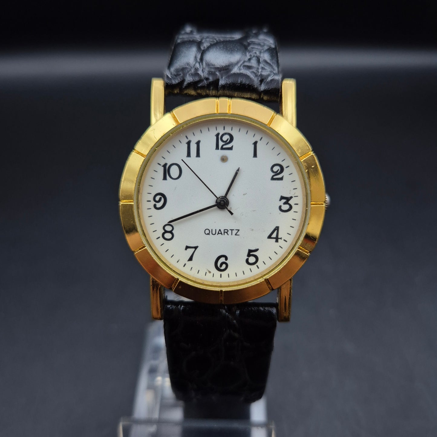 Klassische Quarz Damen Uhr – Goldfarbenes Gehäuse mit schwarzem Lederarmband