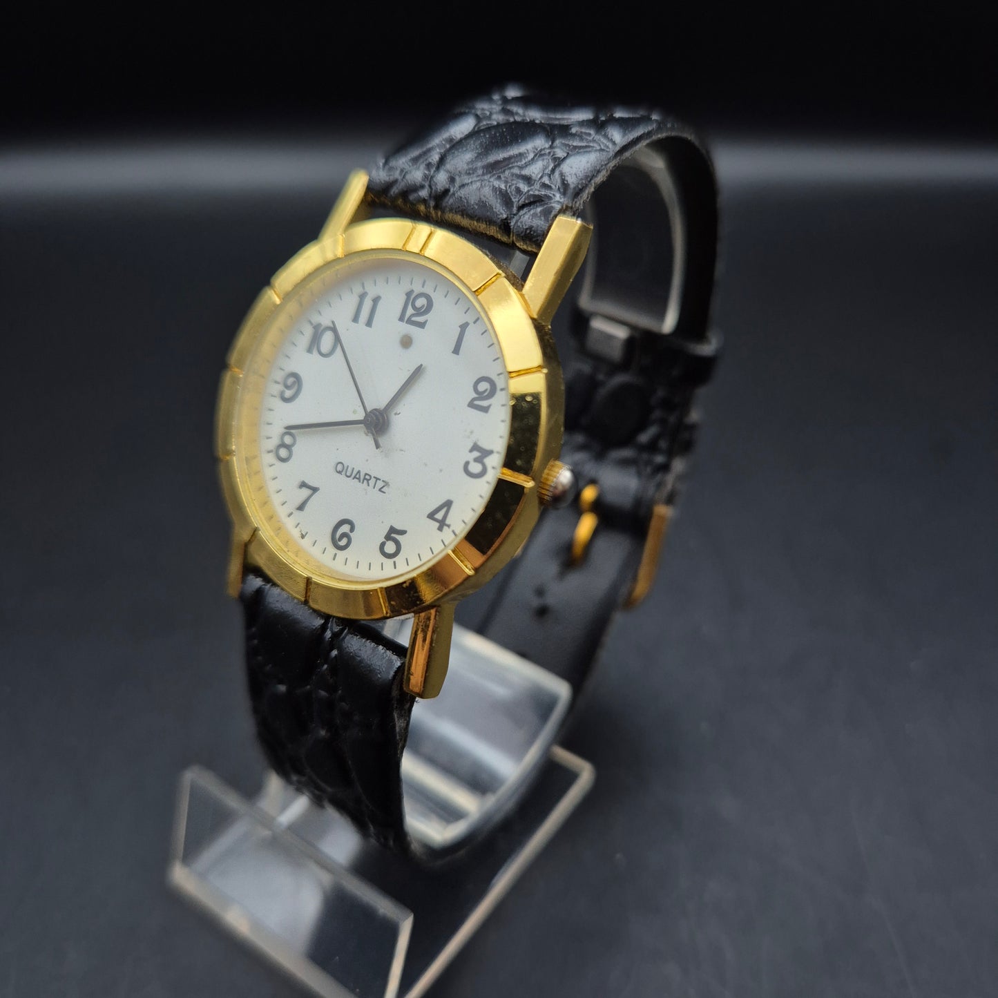 Klassische Quarz Damen Uhr – Goldfarbenes Gehäuse mit schwarzem Lederarmband