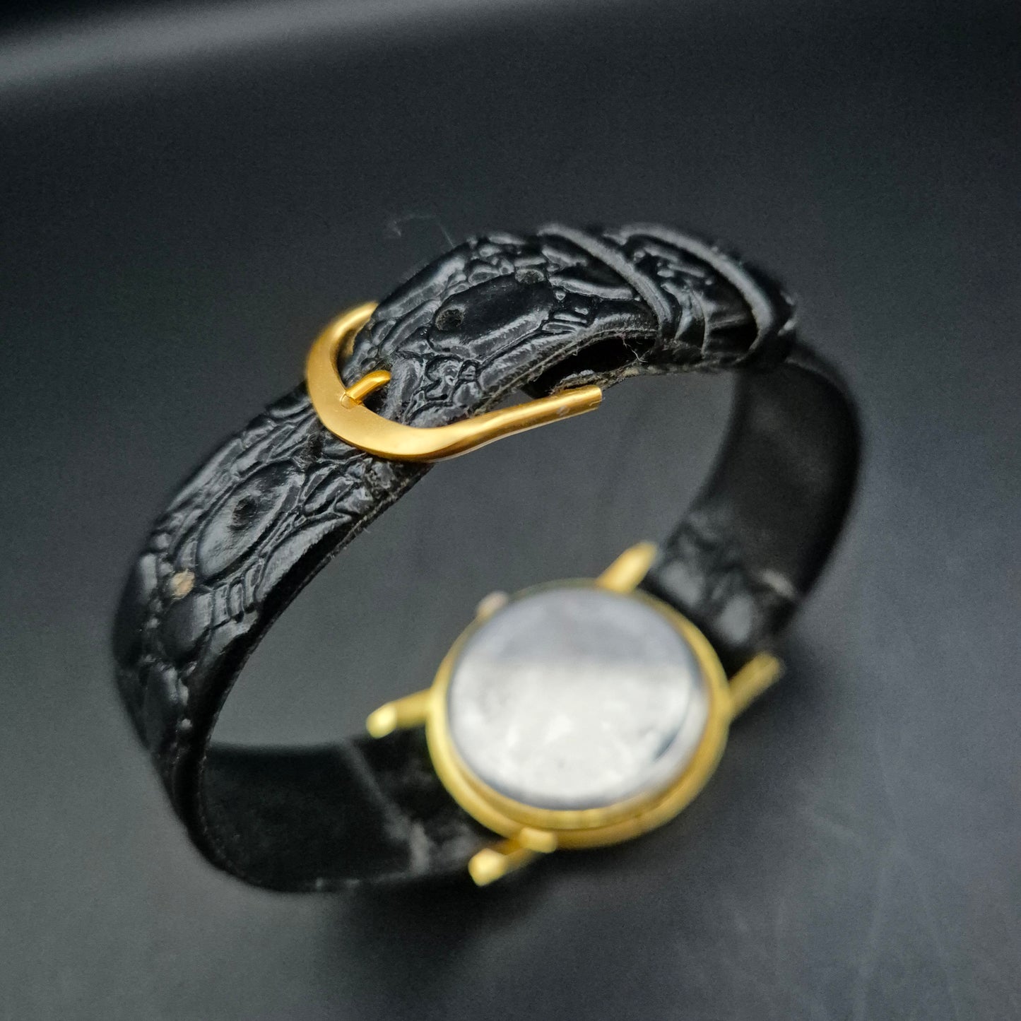 Klassische Quarz Damen Uhr – Goldfarbenes Gehäuse mit schwarzem Lederarmband