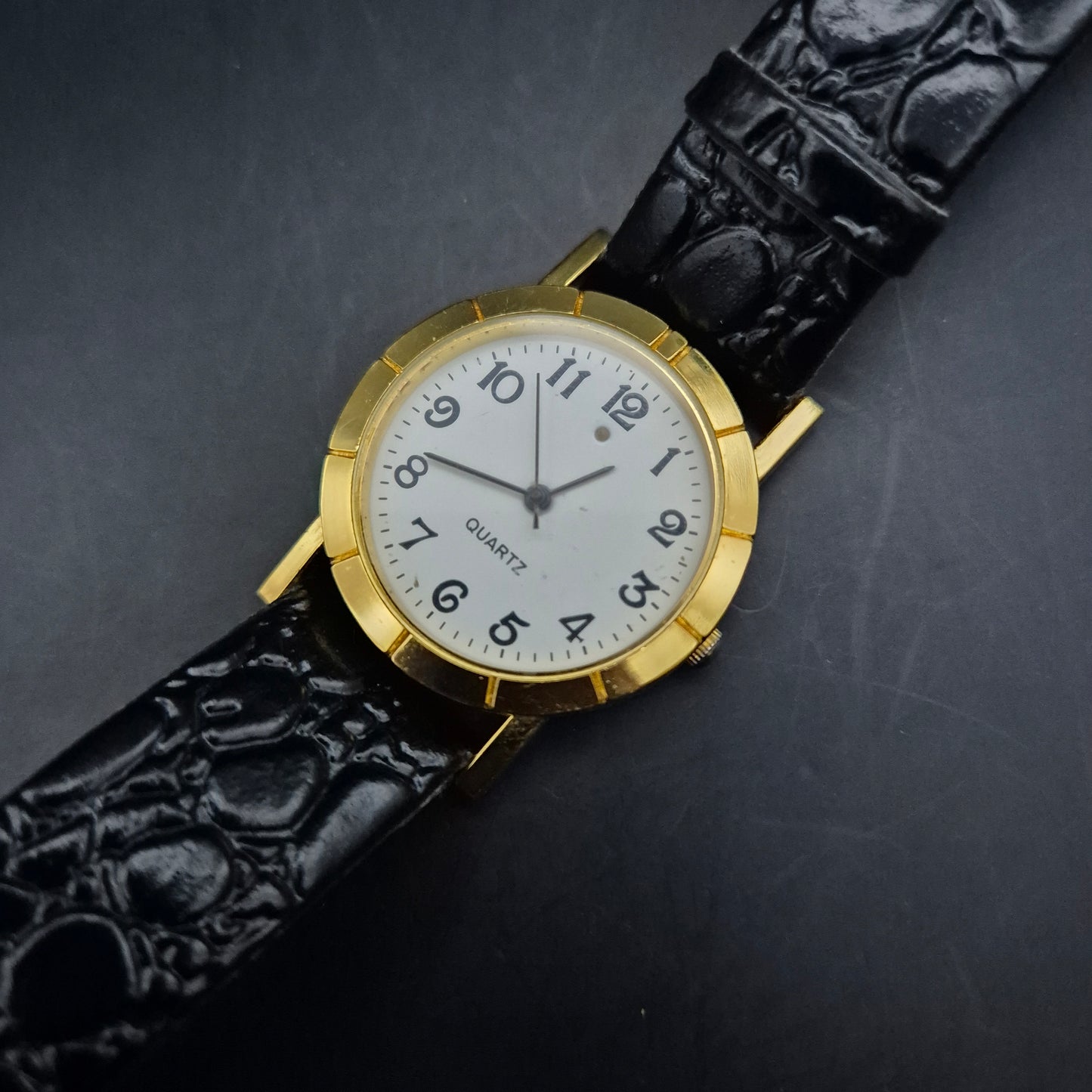 Klassische Quarz Damen Uhr – Goldfarbenes Gehäuse mit schwarzem Lederarmband