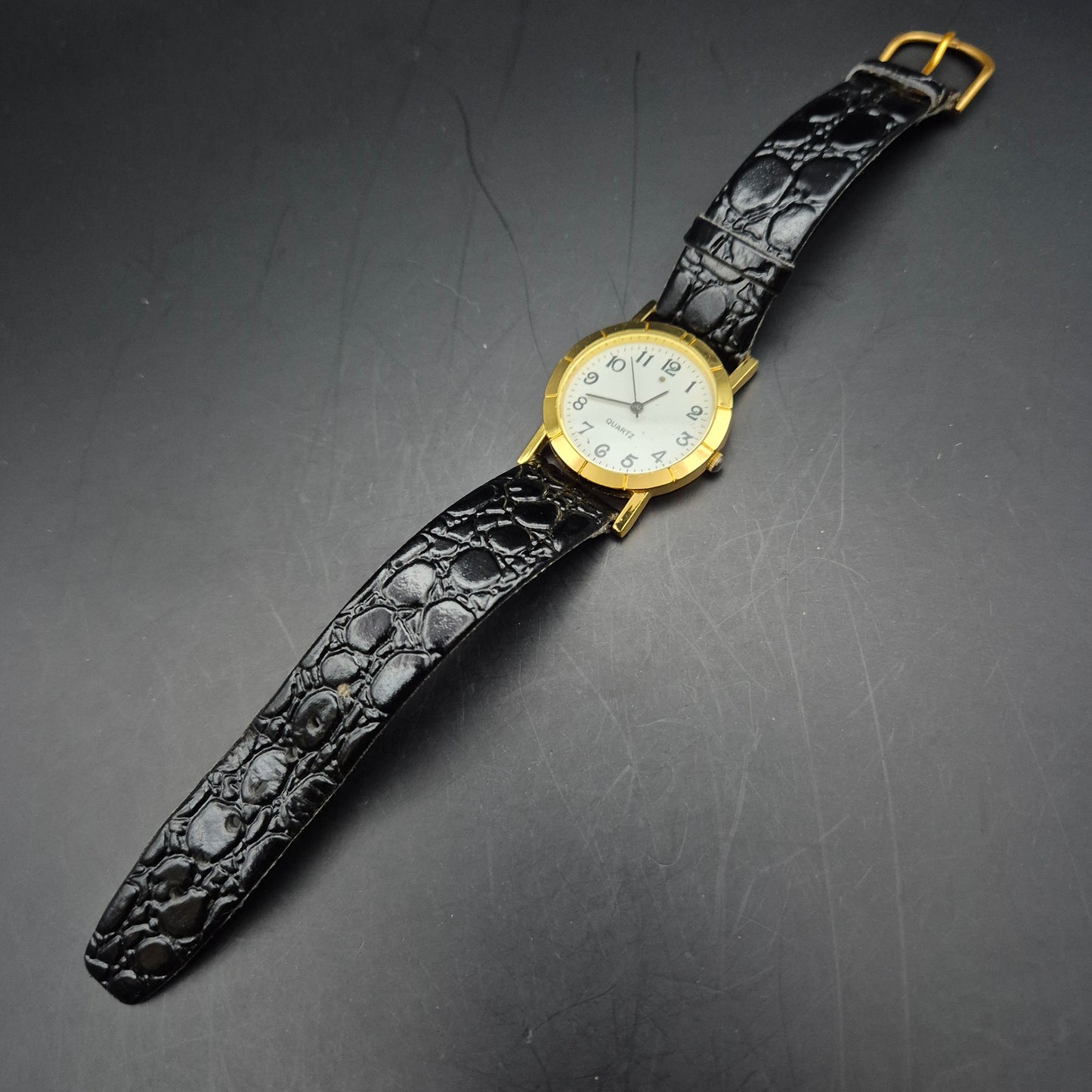 Klassische Quarz Damen Uhr – Goldfarbenes Gehäuse mit schwarzem Lederarmband