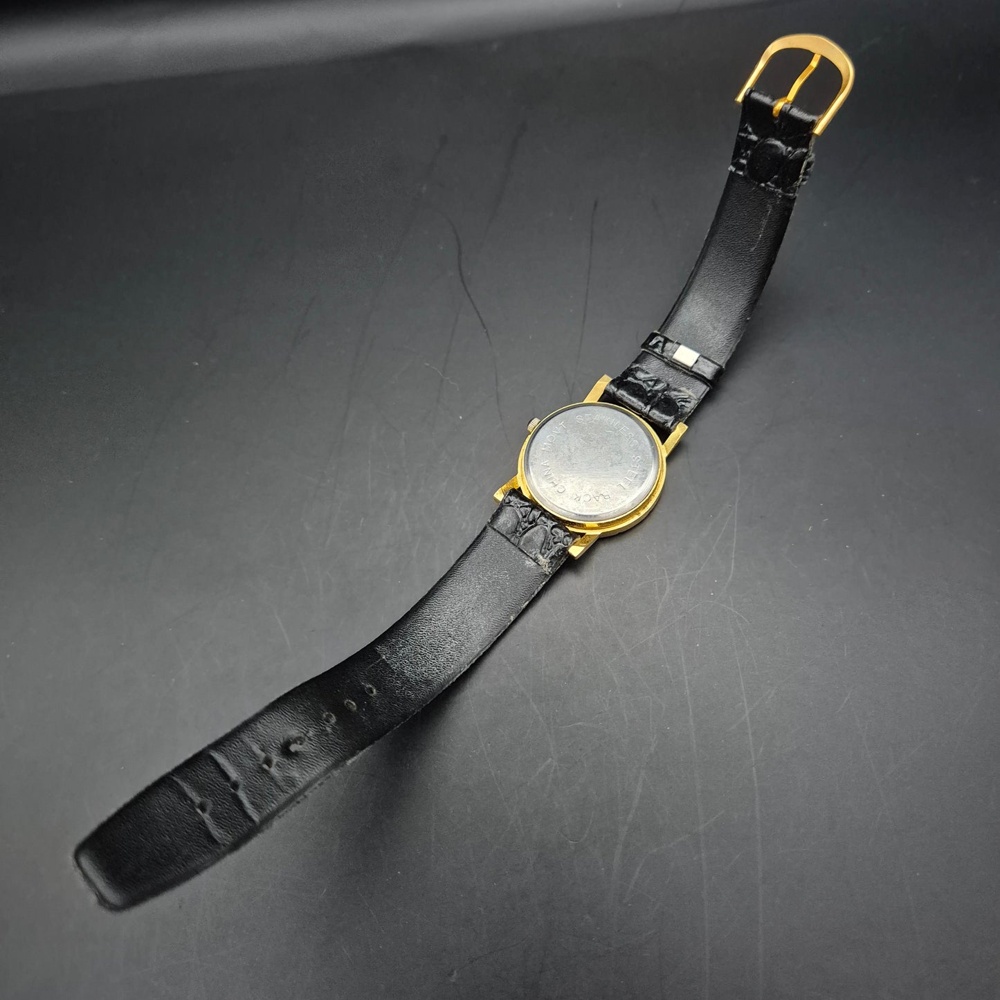 Klassische Quarz Damen Uhr – Goldfarbenes Gehäuse mit schwarzem Lederarmband