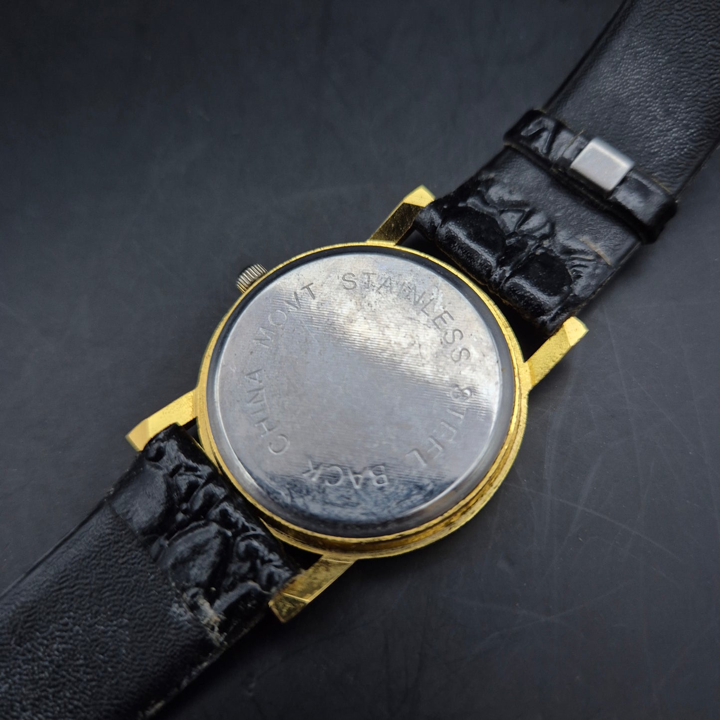 Klassische Quarz Damen Uhr – Goldfarbenes Gehäuse mit schwarzem Lederarmband