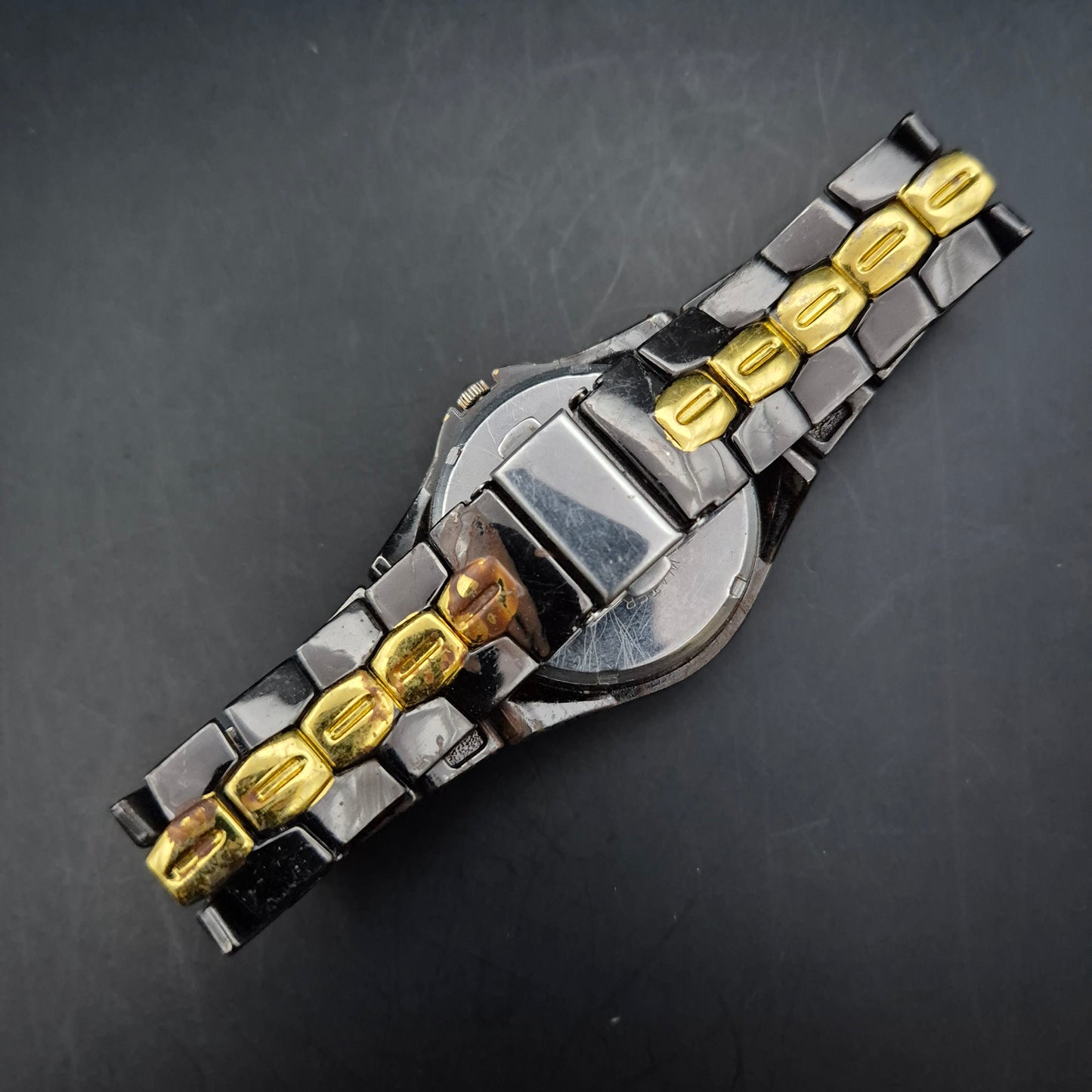 Suodishi Herren Uhr – Schwarz-Goldenes Design mit Quarzwerk