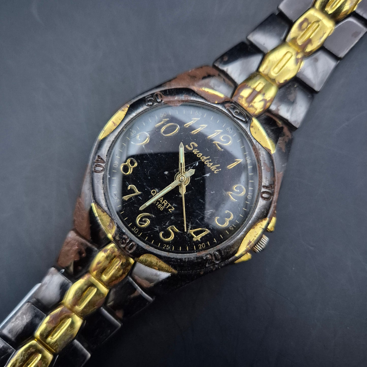 Suodishi Herren Uhr – Schwarz-Goldenes Design mit Quarzwerk