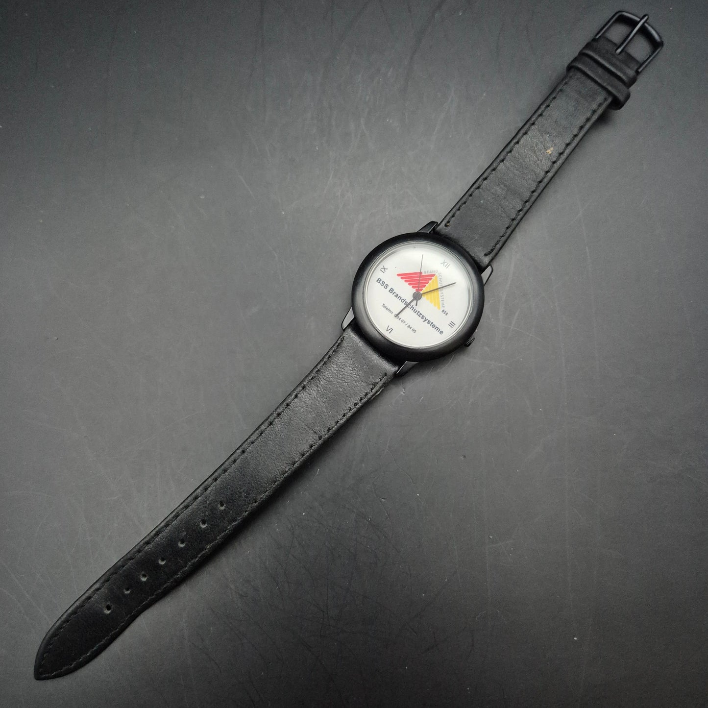 BSS Brandschutzsysteme Werbeuhr – Schwarze Quarzuhr mit Firmenlogo