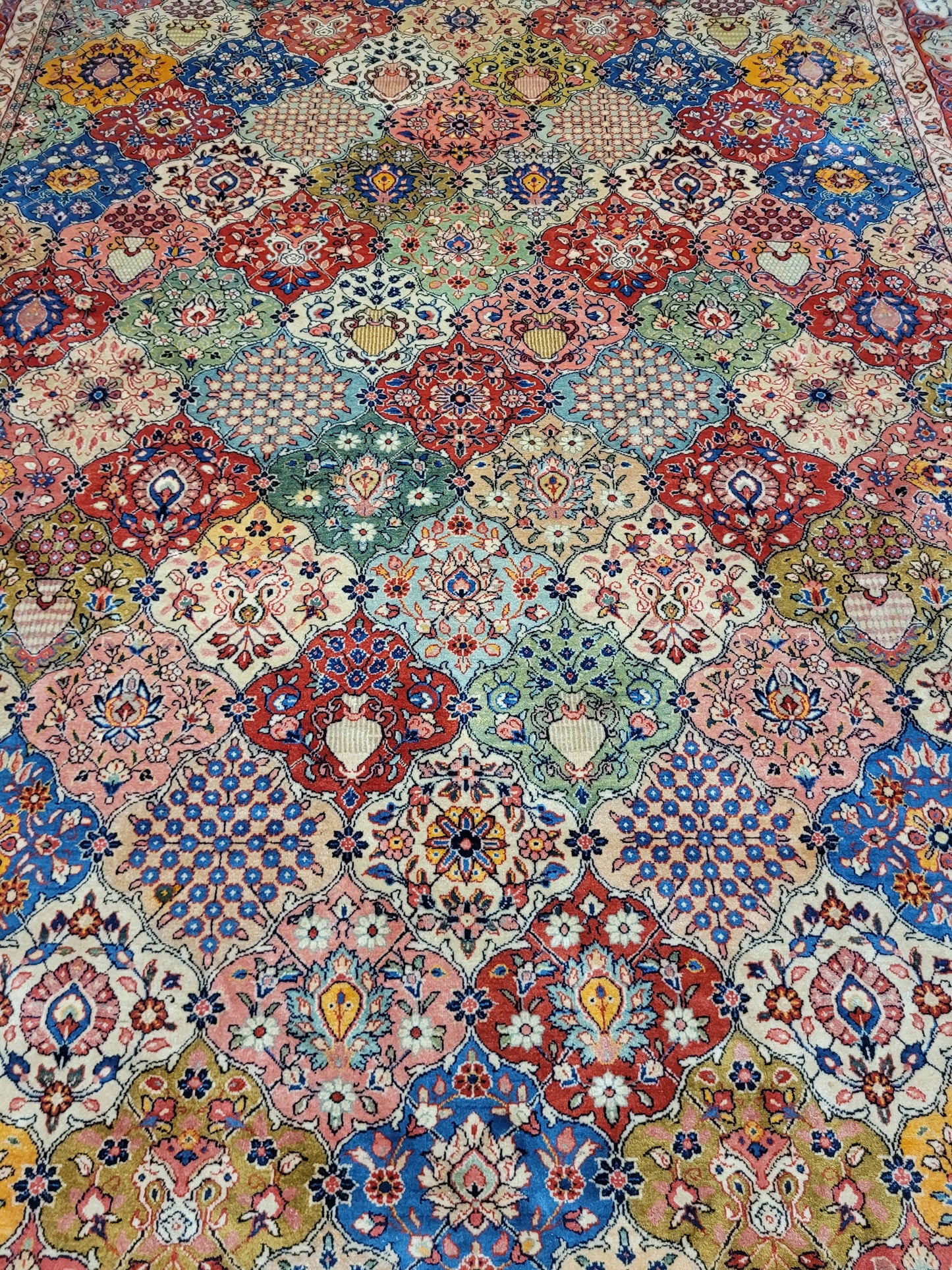 Sarough Teppich 365x270 cm Korkwolle signiert Gartenmuster