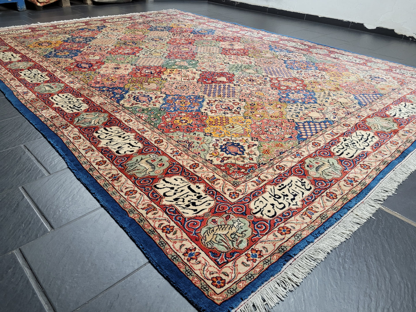 Sarough Teppich 365x270 cm Korkwolle signiert Gartenmuster