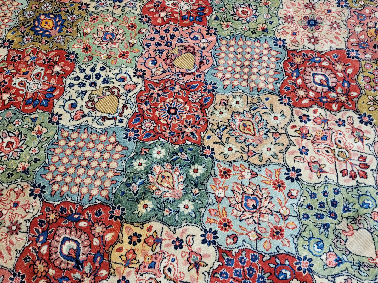 Sarough Teppich 365x270 cm Korkwolle signiert Gartenmuster