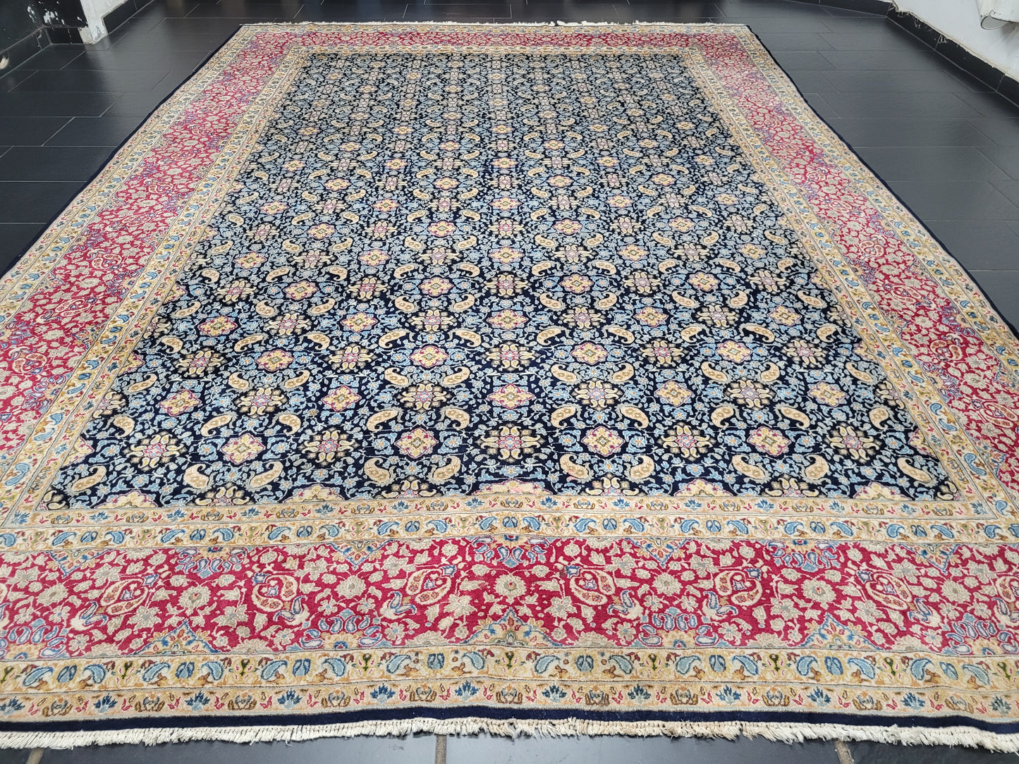 Kirman Teppich 400x280 cm Korkwolle signiert florales Boteh-Muster