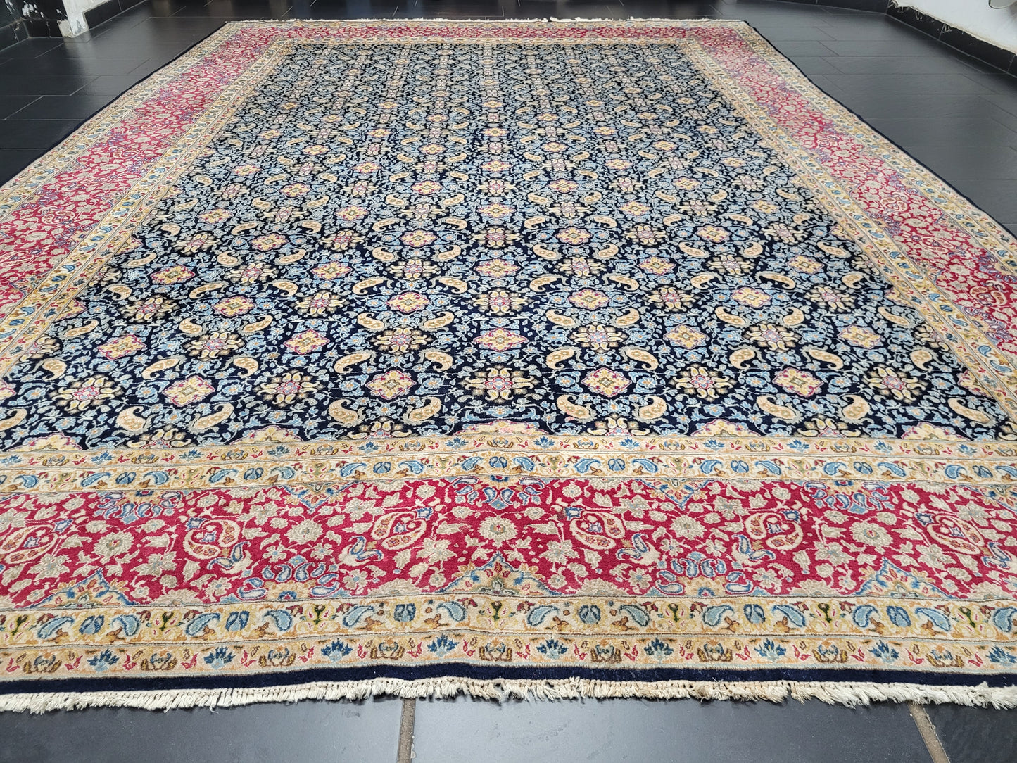 Kirman Teppich 400x280 cm Korkwolle signiert florales Boteh-Muster