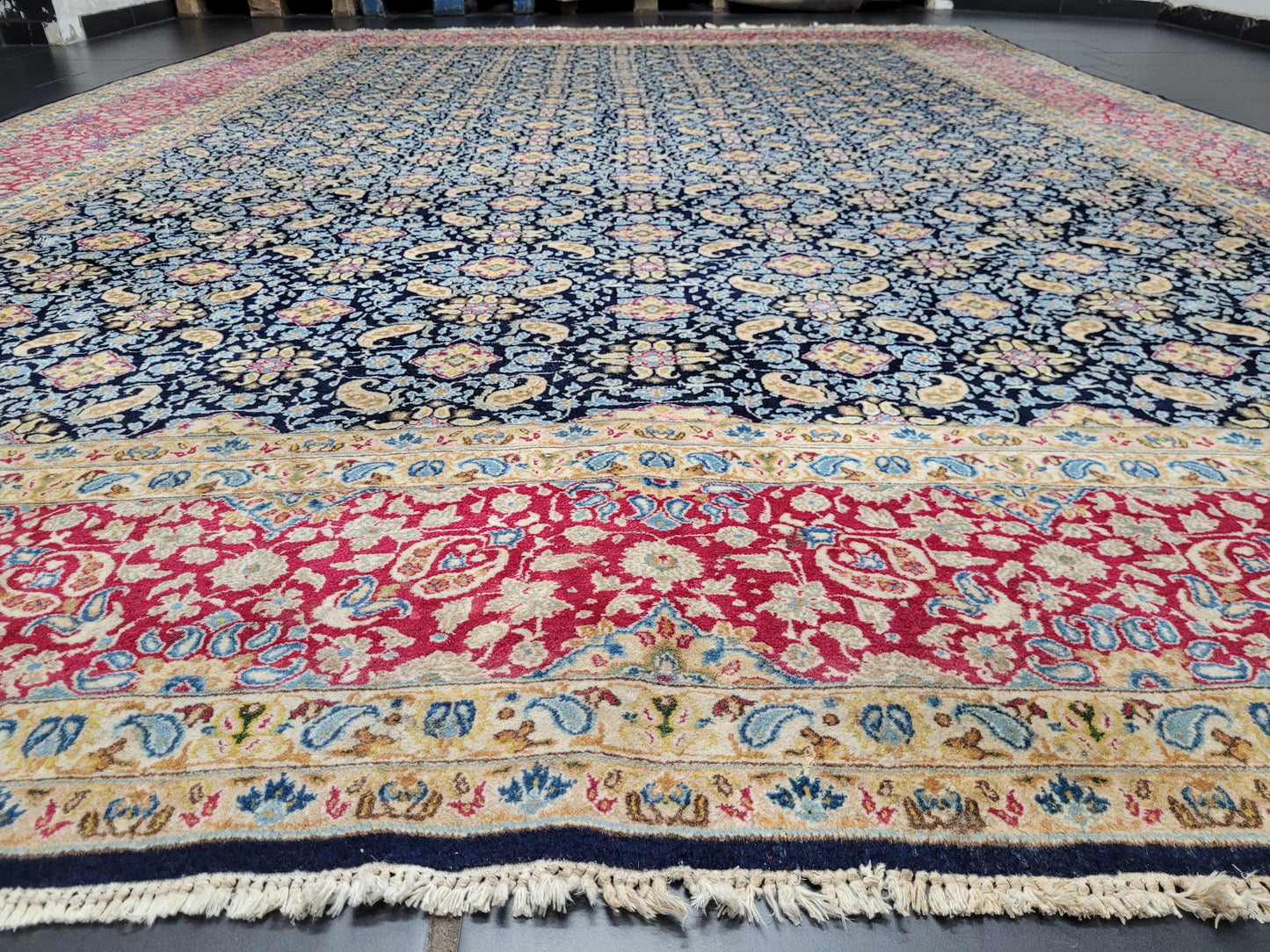 Kirman Teppich 400x280 cm Korkwolle signiert florales Boteh-Muster