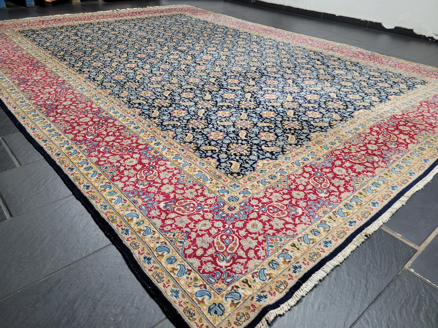 Kirman Teppich 400x280 cm Korkwolle signiert florales Boteh-Muster