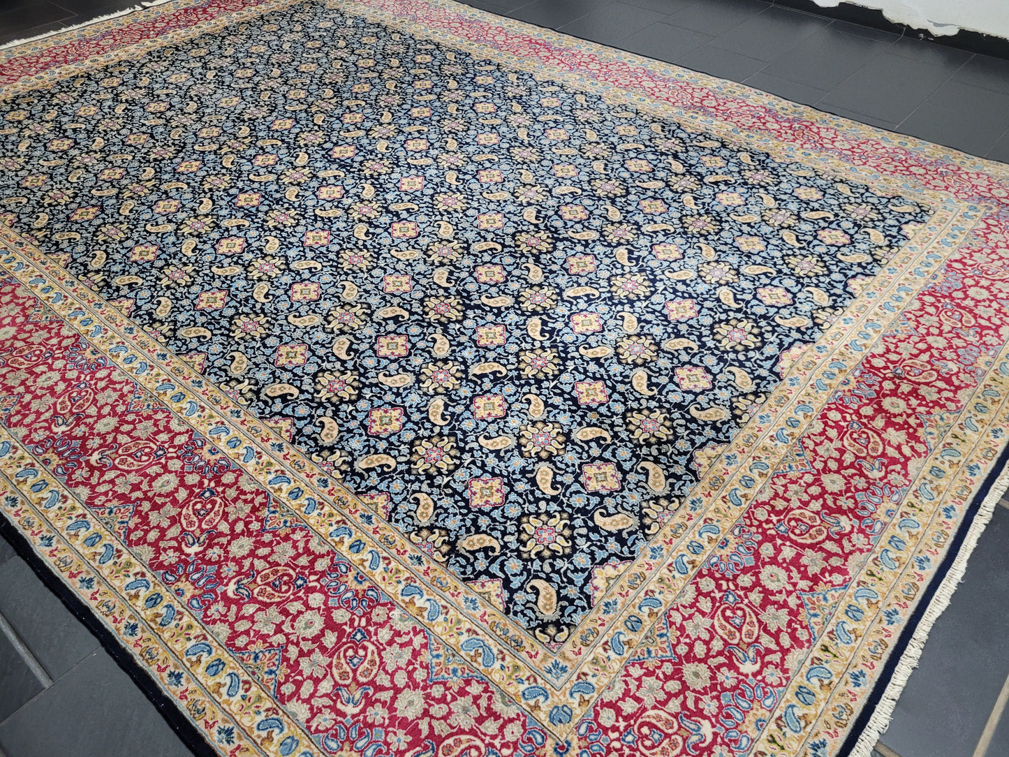 Kirman Teppich 400x280 cm Korkwolle signiert florales Boteh-Muster