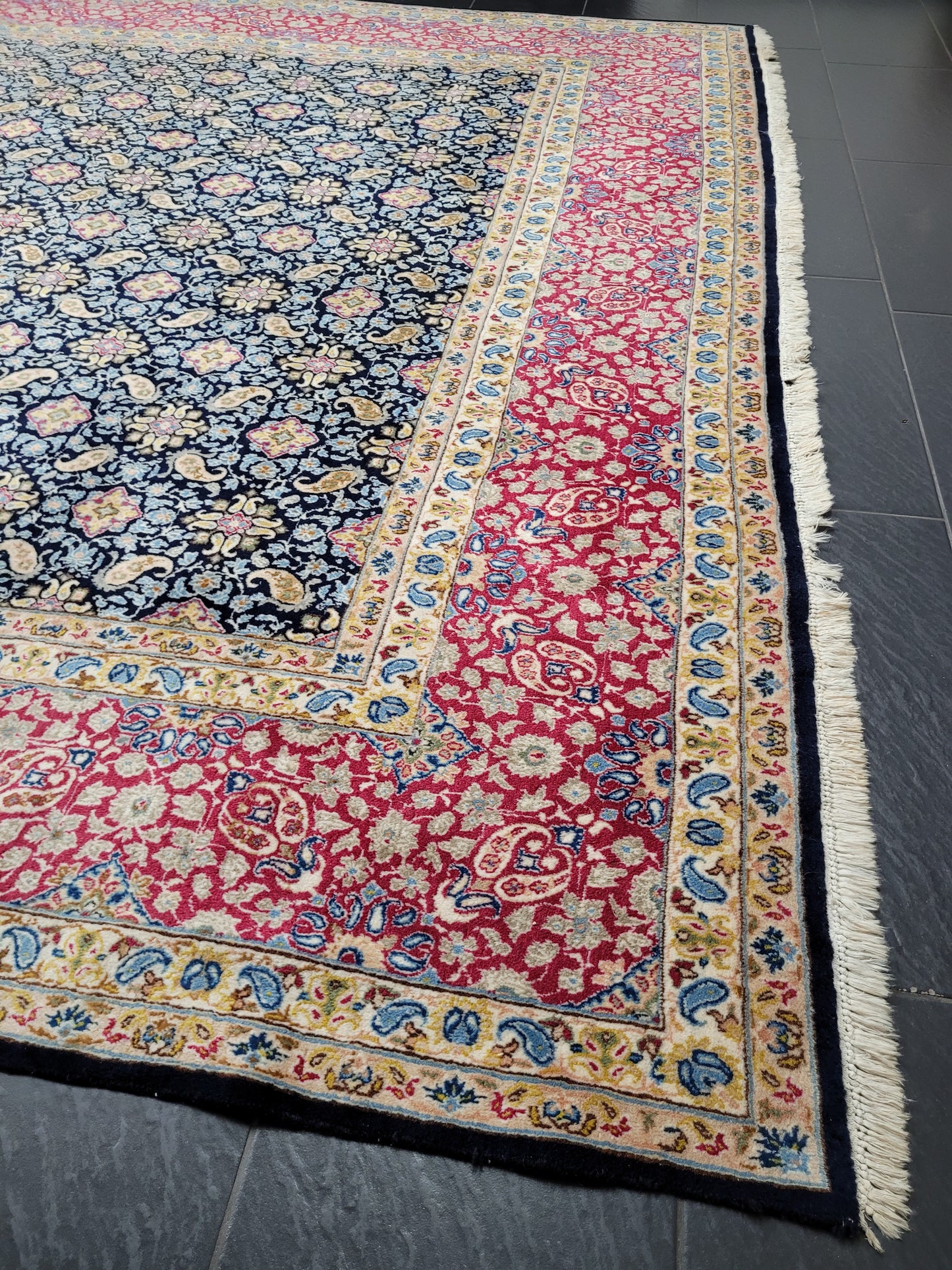 Kirman Teppich 400x280 cm Korkwolle signiert florales Boteh-Muster