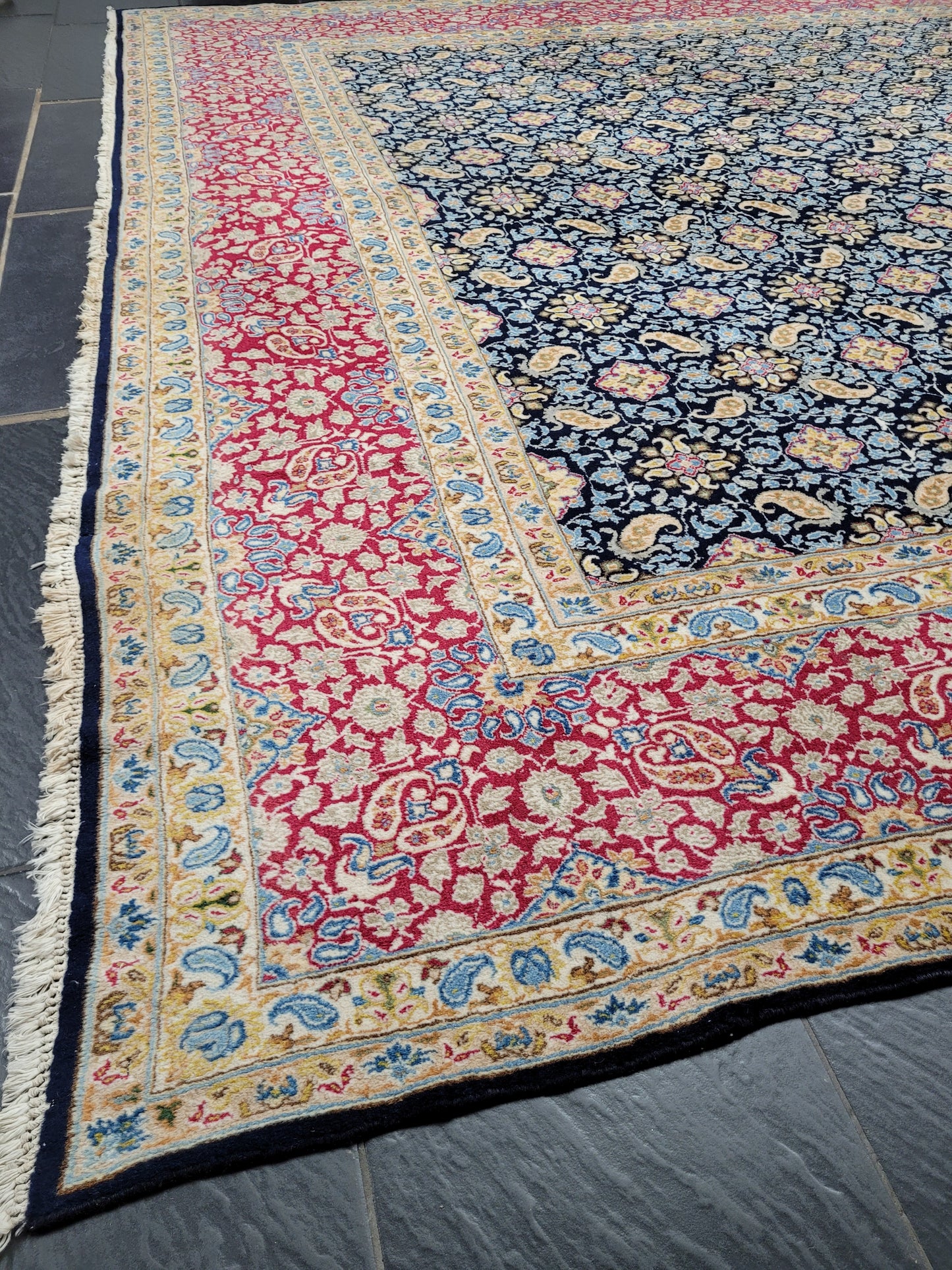 Kirman Teppich 400x280 cm Korkwolle signiert florales Boteh-Muster