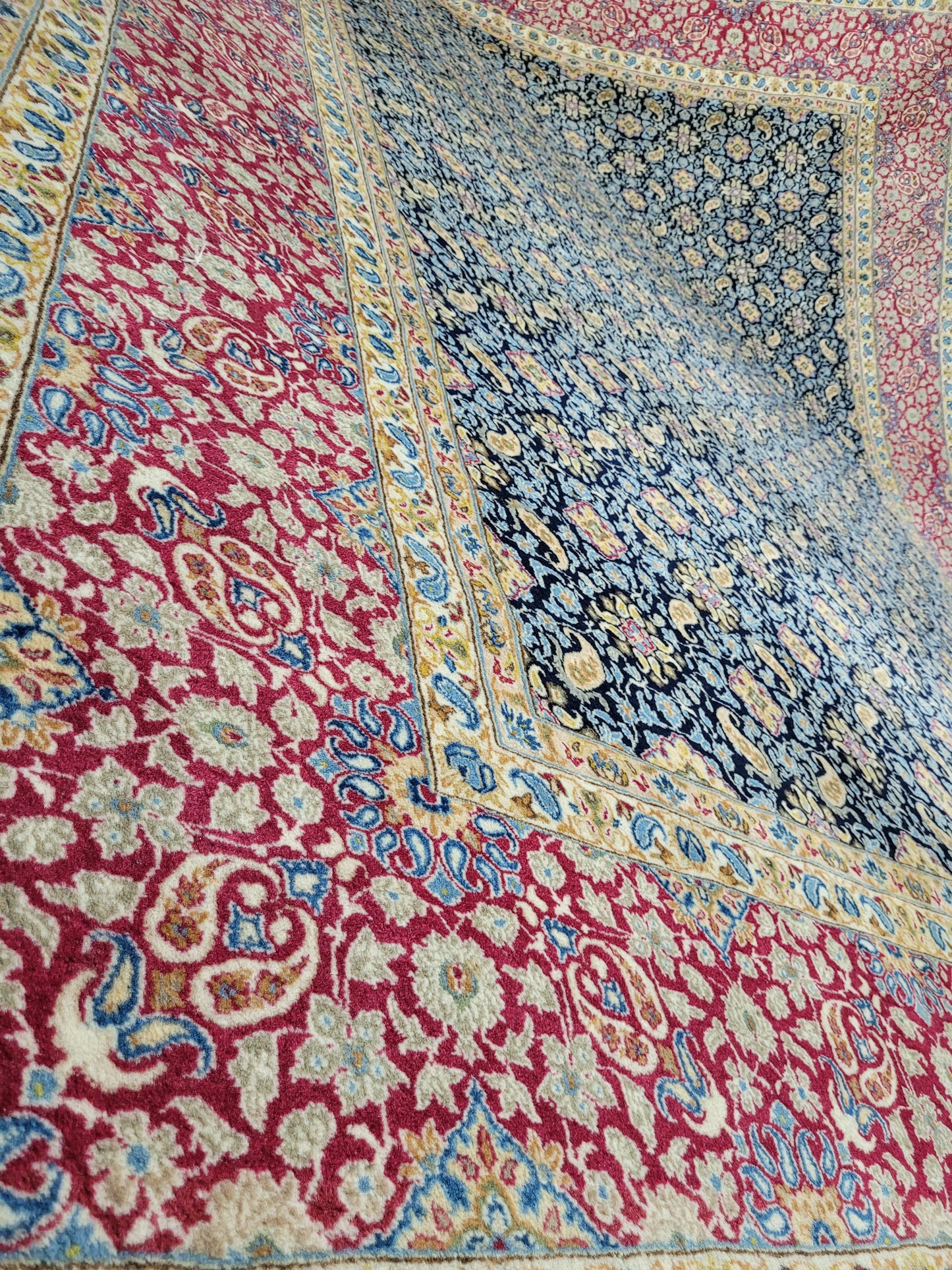 Kirman Teppich 400x280 cm Korkwolle signiert florales Boteh-Muster