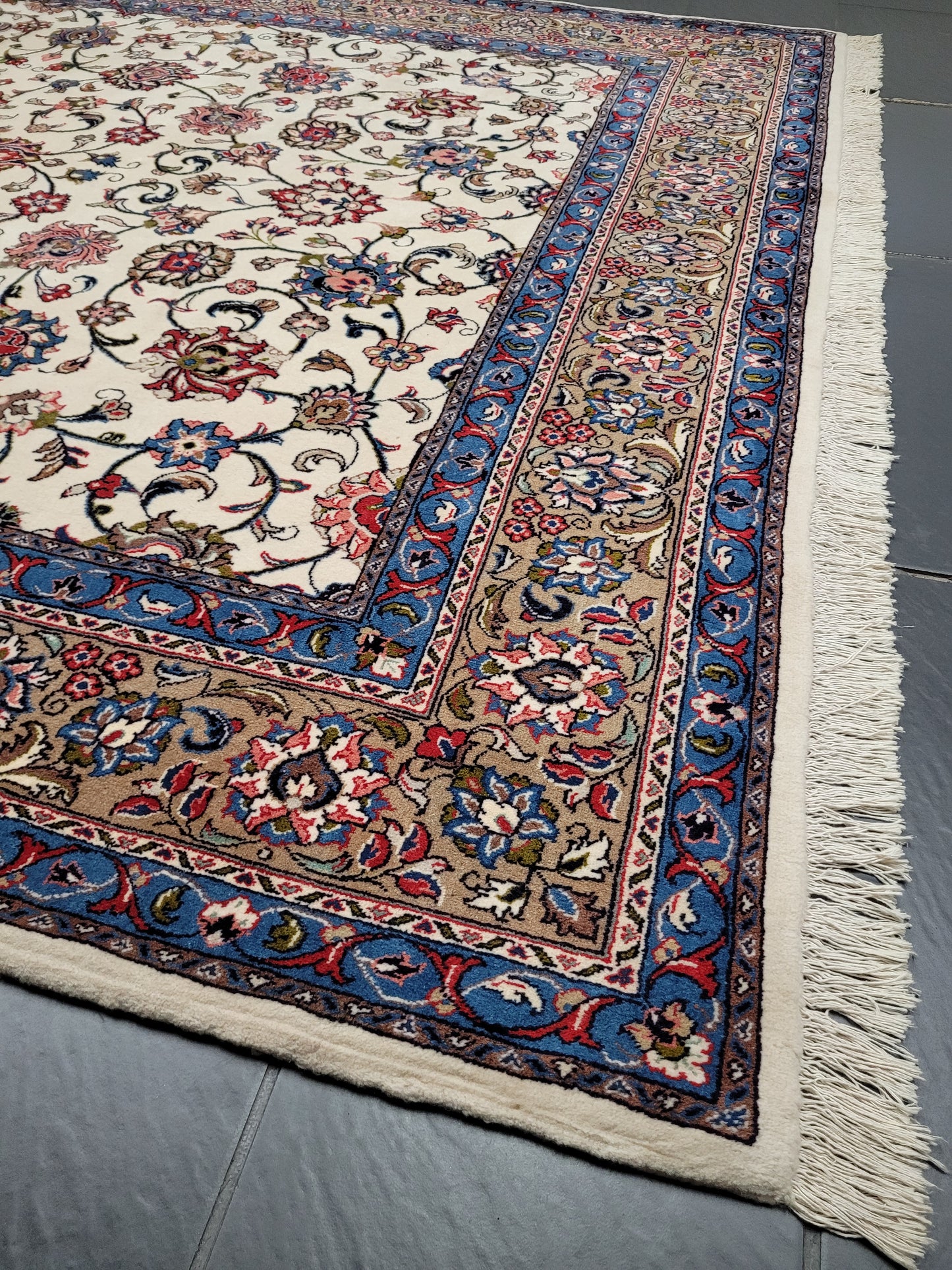 Sarough Teppich 270x210 cm florales Muster feine Wolle Naturton