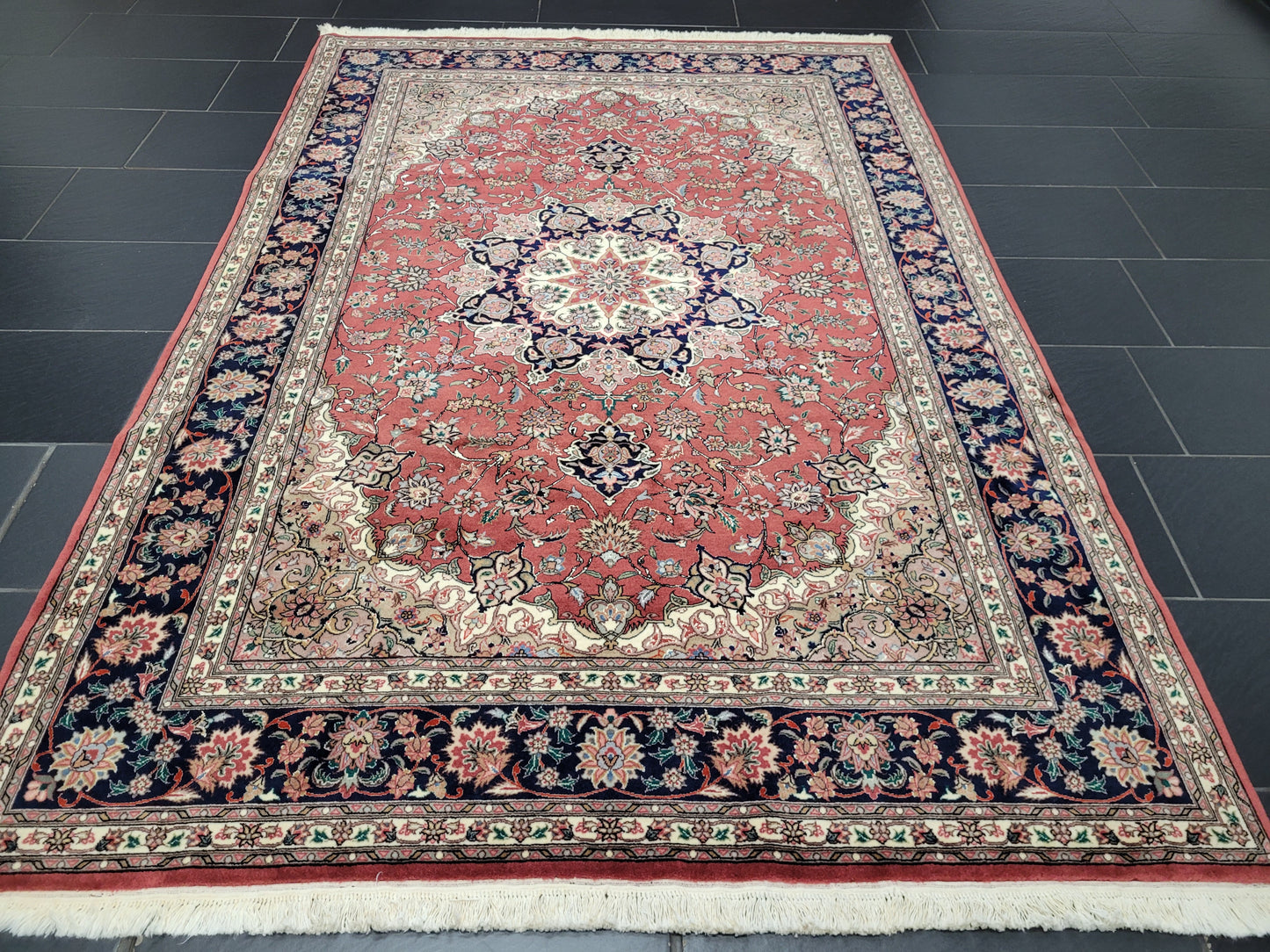 Täbriz Teppich 250x170 cm feine Korkwolle mit Seide Medaillonmuster