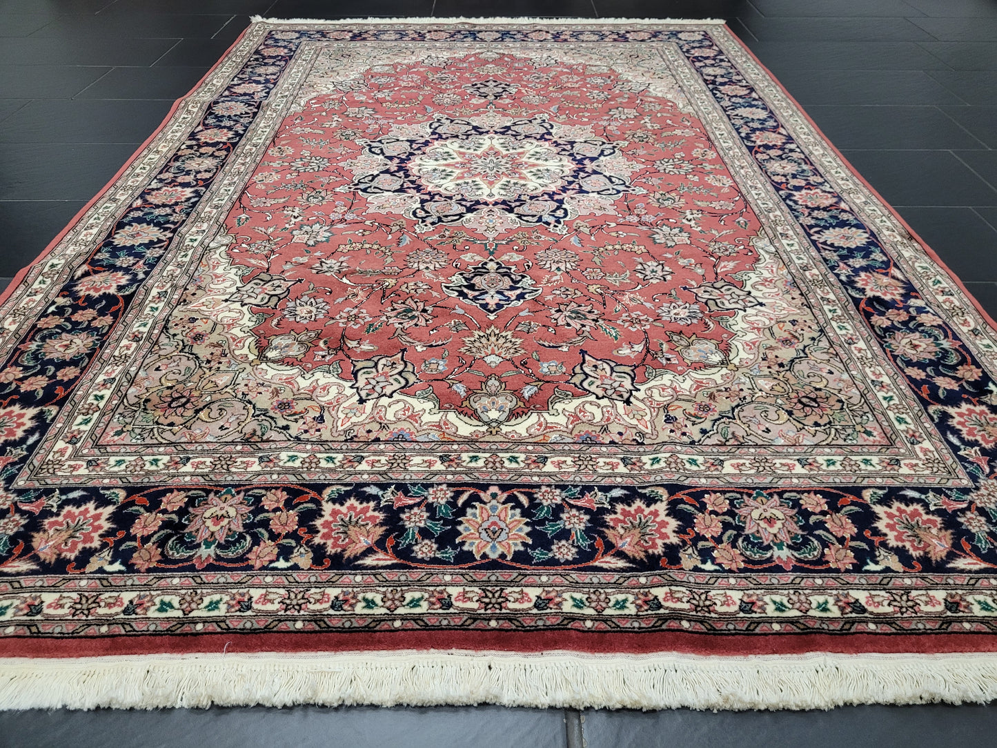 Täbriz Teppich 250x170 cm feine Korkwolle mit Seide Medaillonmuster