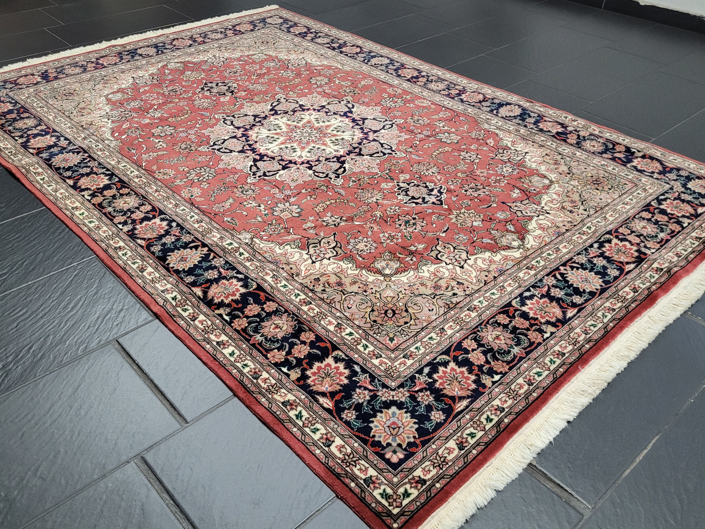 Täbriz Teppich 250x170 cm feine Korkwolle mit Seide Medaillonmuster