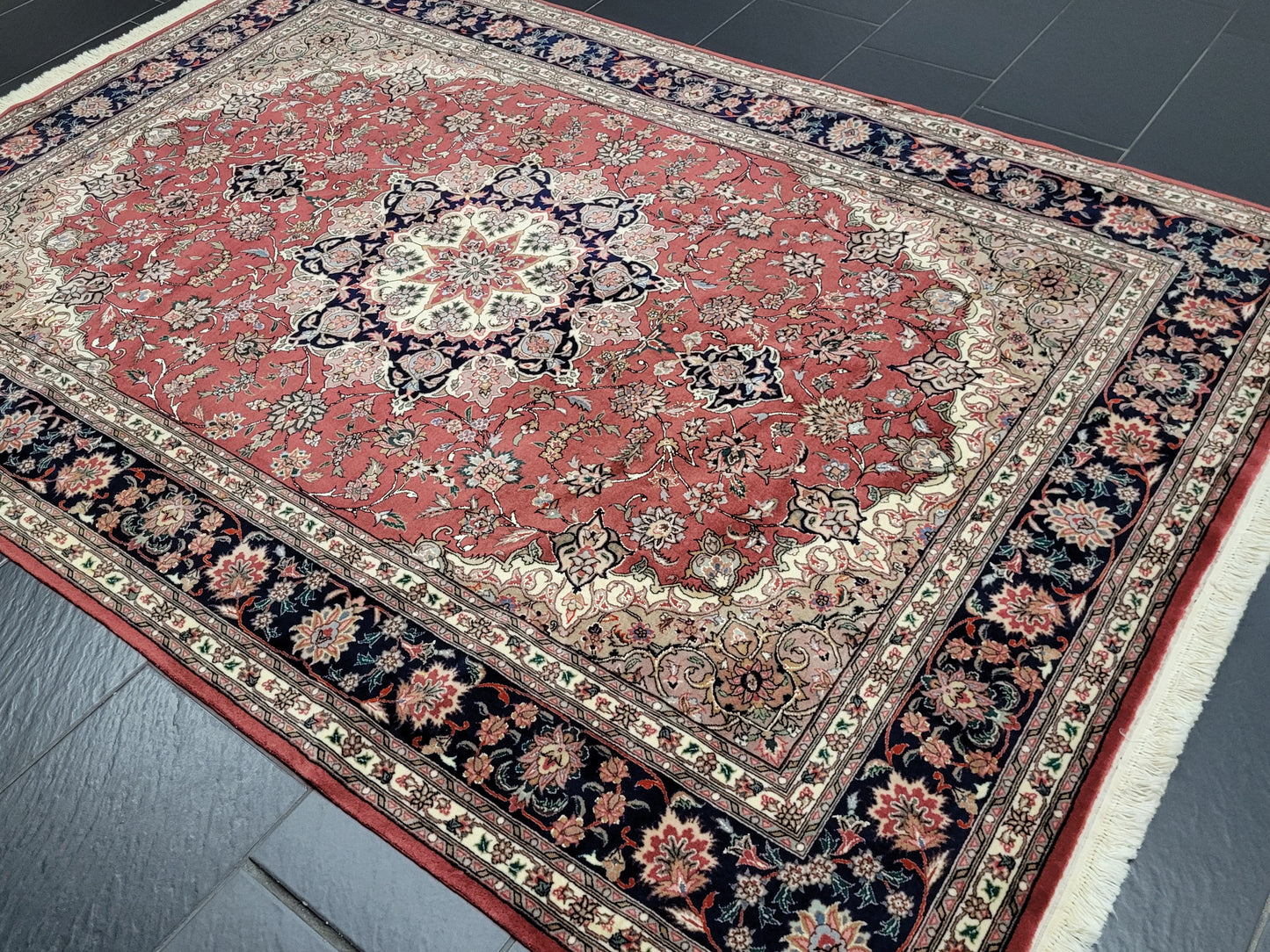 Täbriz Teppich 250x170 cm feine Korkwolle mit Seide Medaillonmuster