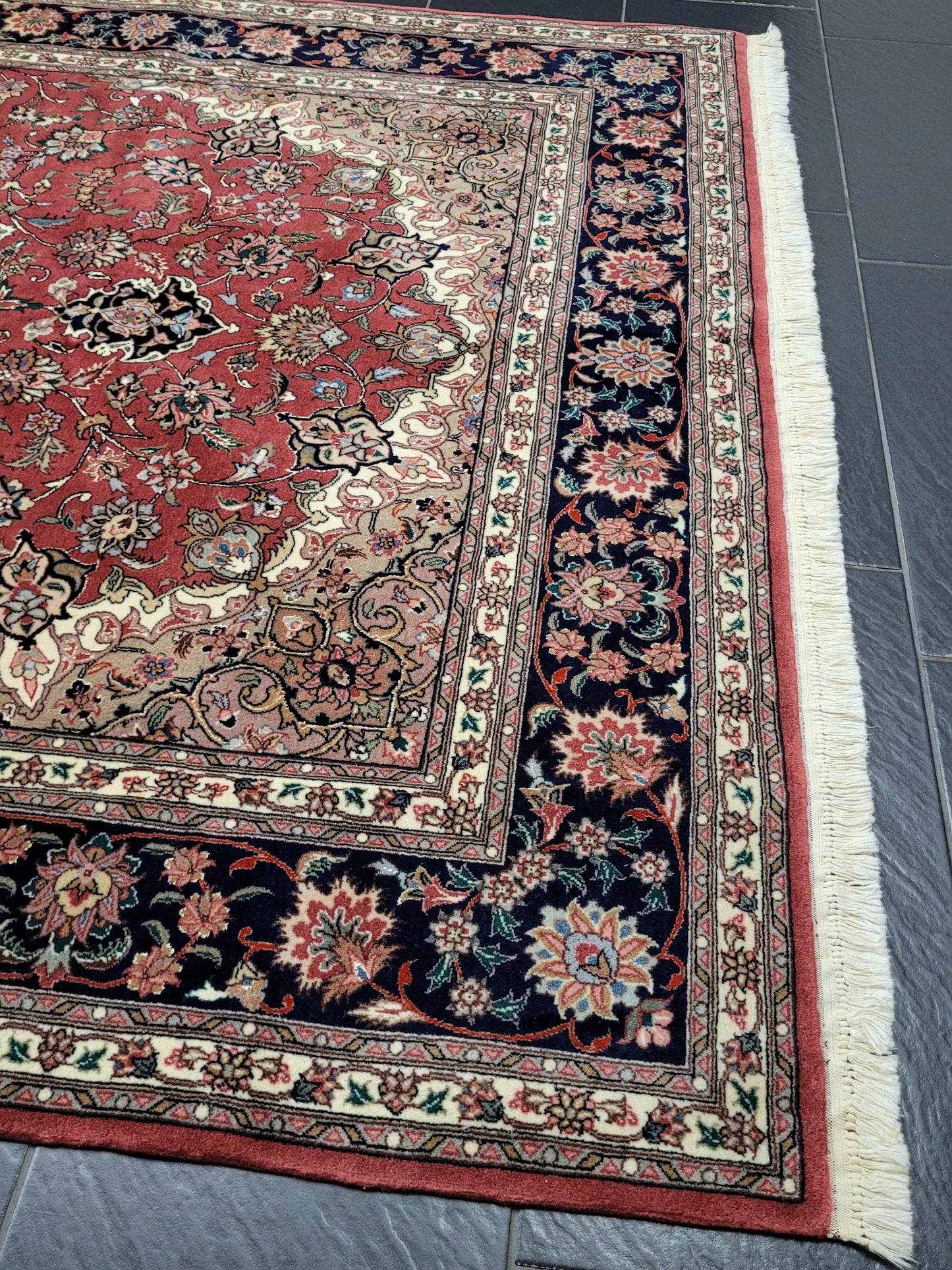 Täbriz Teppich 250x170 cm feine Korkwolle mit Seide Medaillonmuster