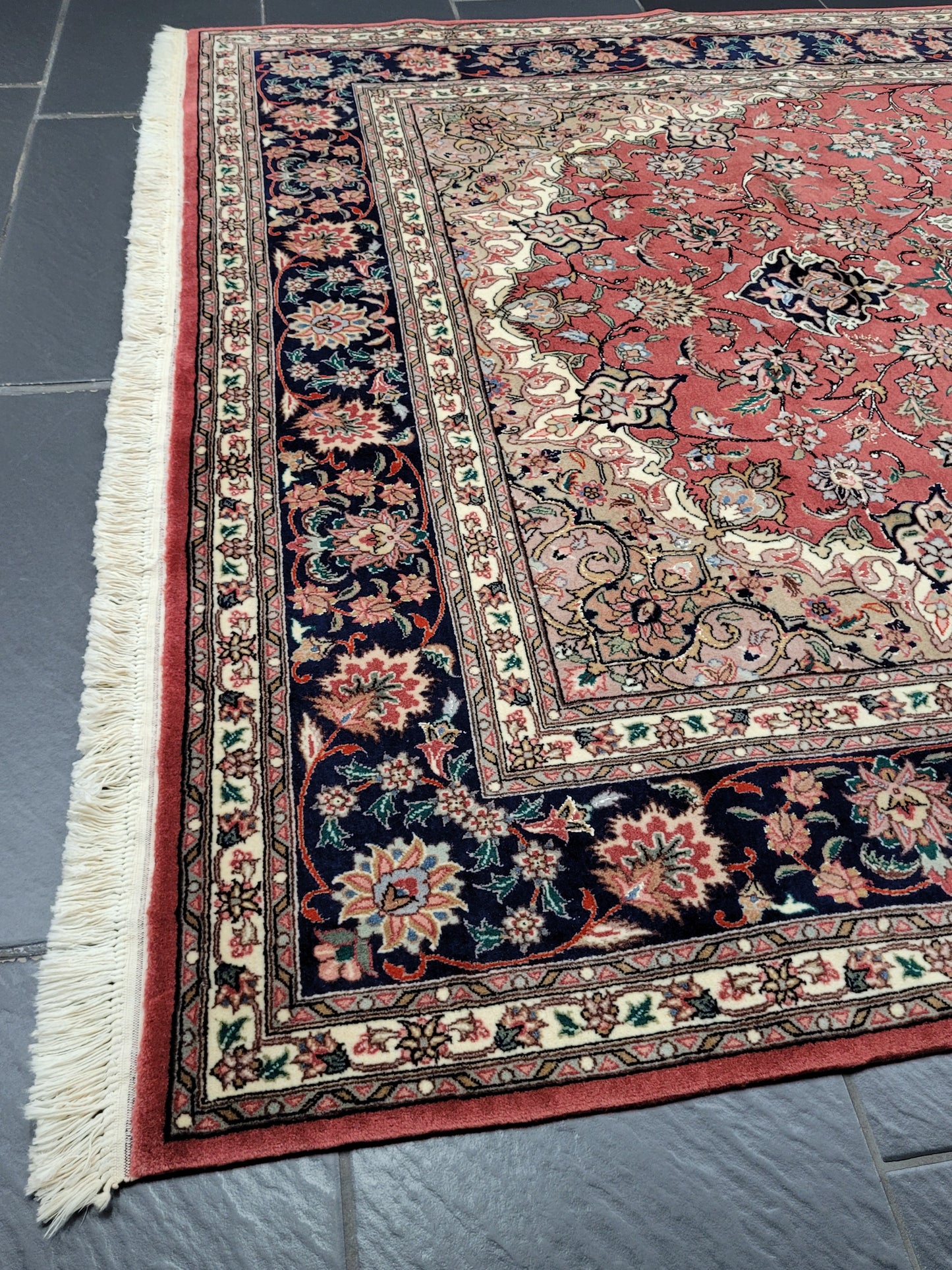 Täbriz Teppich 250x170 cm feine Korkwolle mit Seide Medaillonmuster