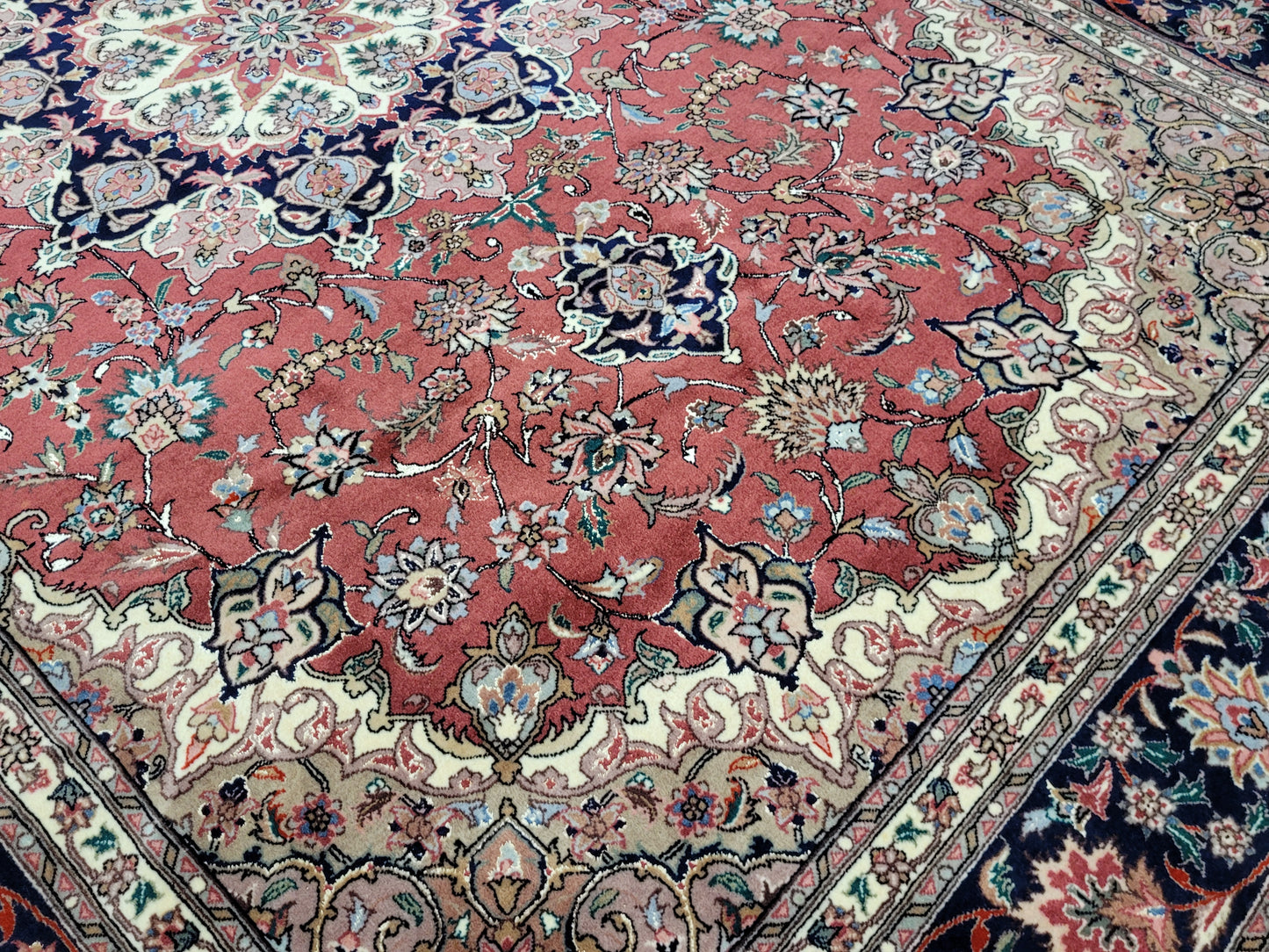 Täbriz Teppich 250x170 cm feine Korkwolle mit Seide Medaillonmuster