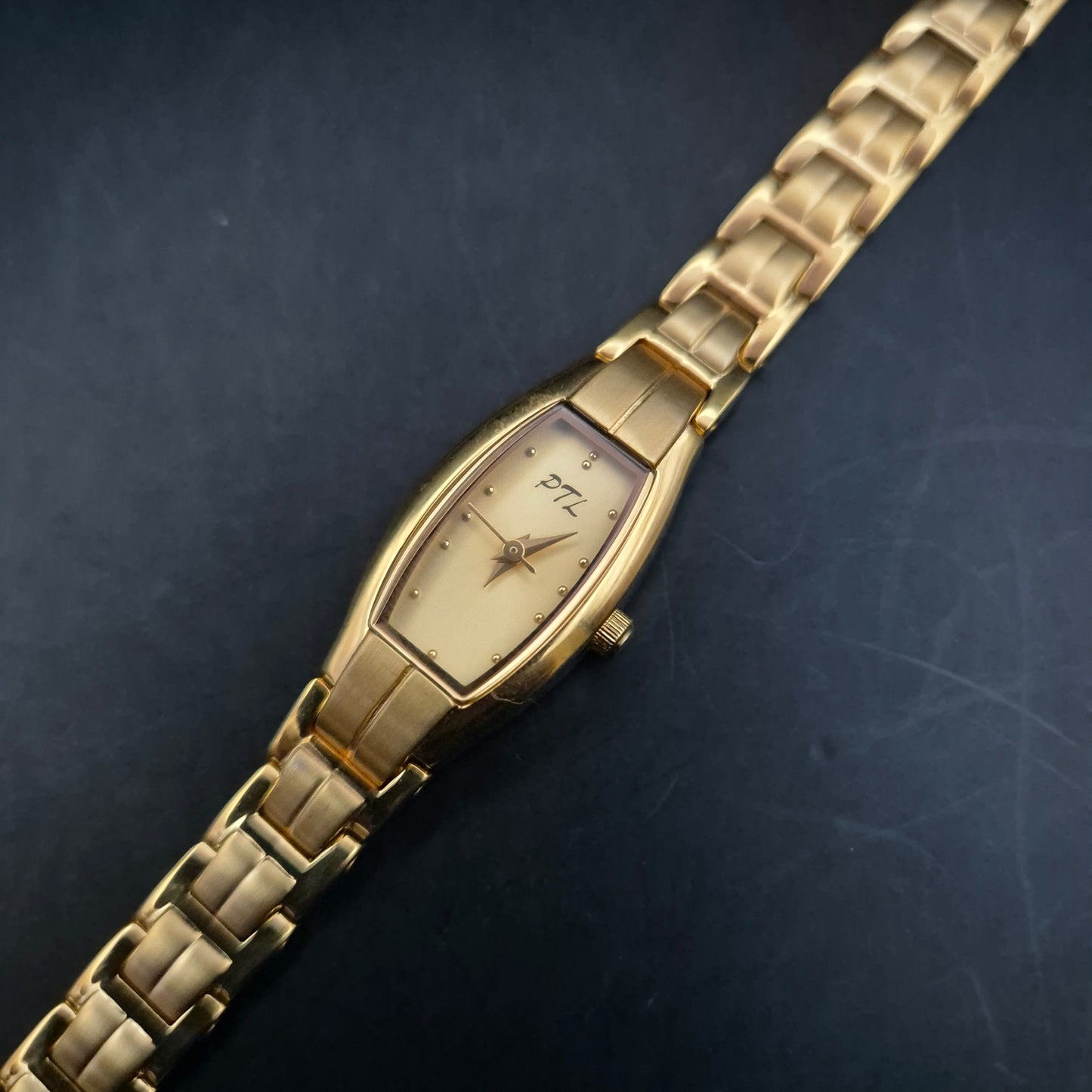 PTL Damen Uhr – Goldene Edelstahl Uhr mit schlankem, femininen Design