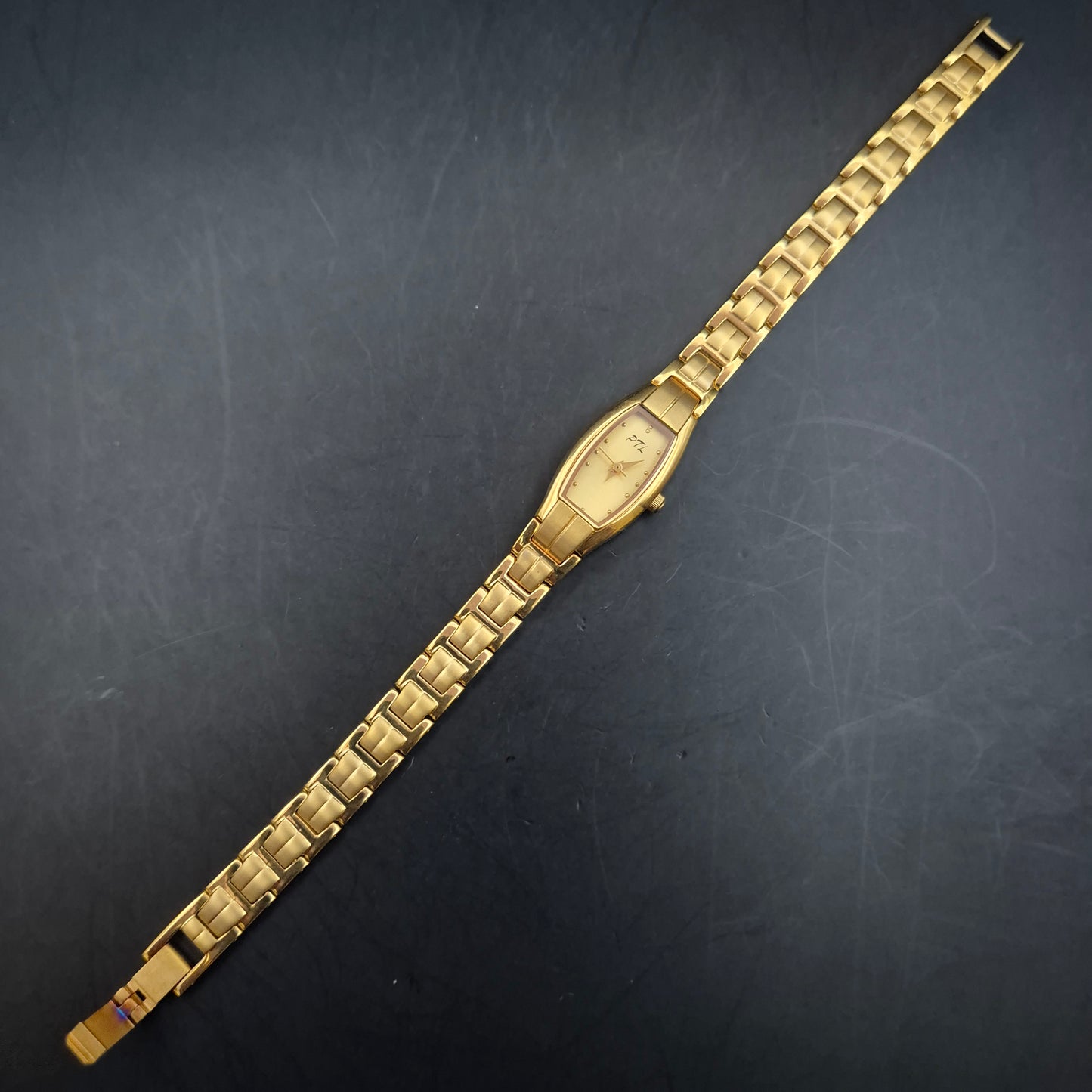 PTL Damen Uhr – Goldene Edelstahl Uhr mit schlankem, femininen Design