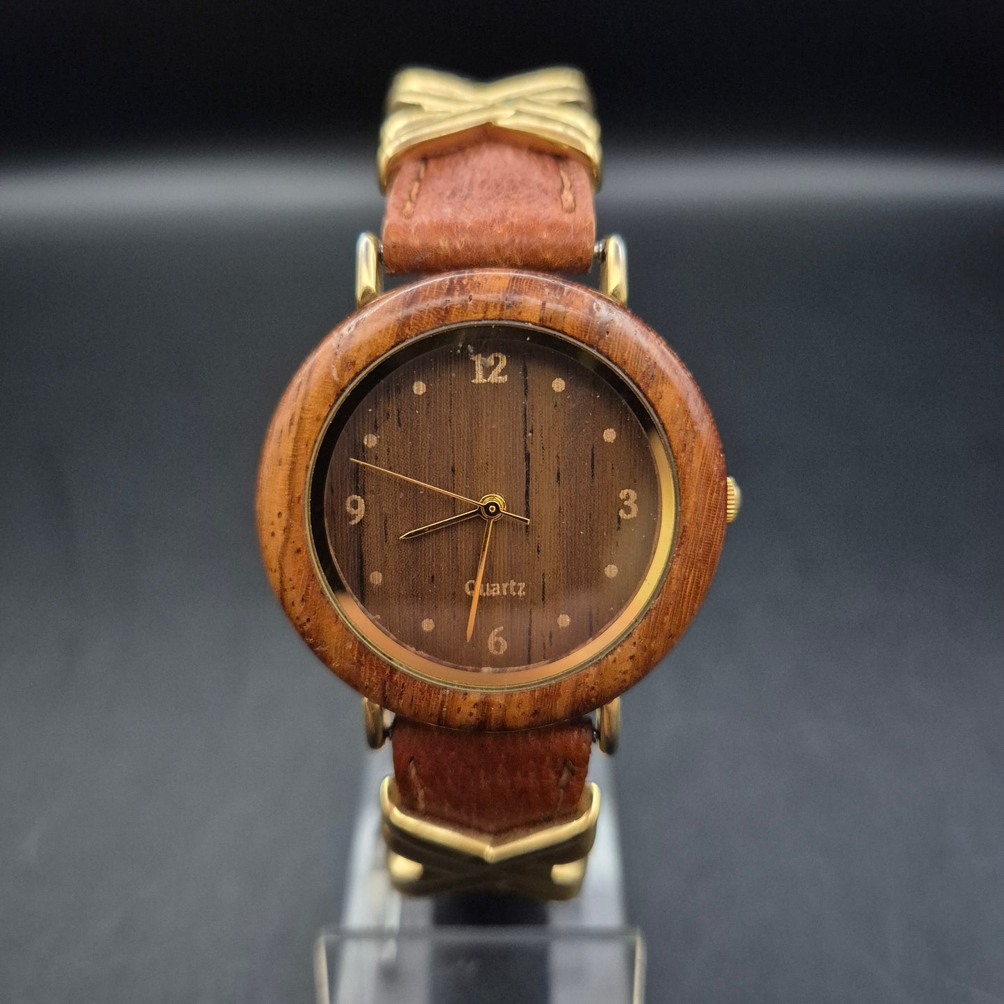 Holzoptik Damen Uhr – Vintage Stil mit braunem Lederarmband