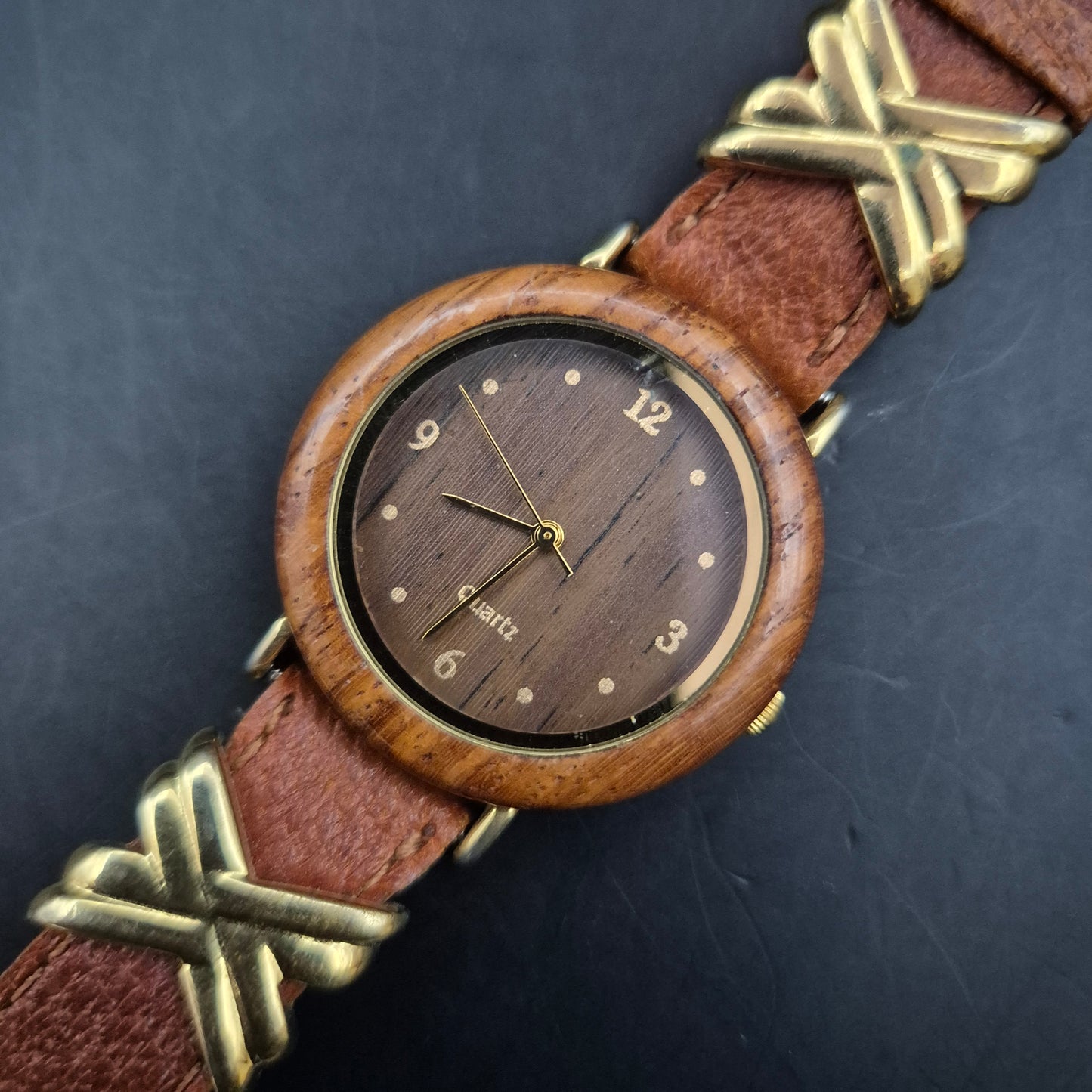 Holzoptik Damen Uhr – Vintage Stil mit braunem Lederarmband