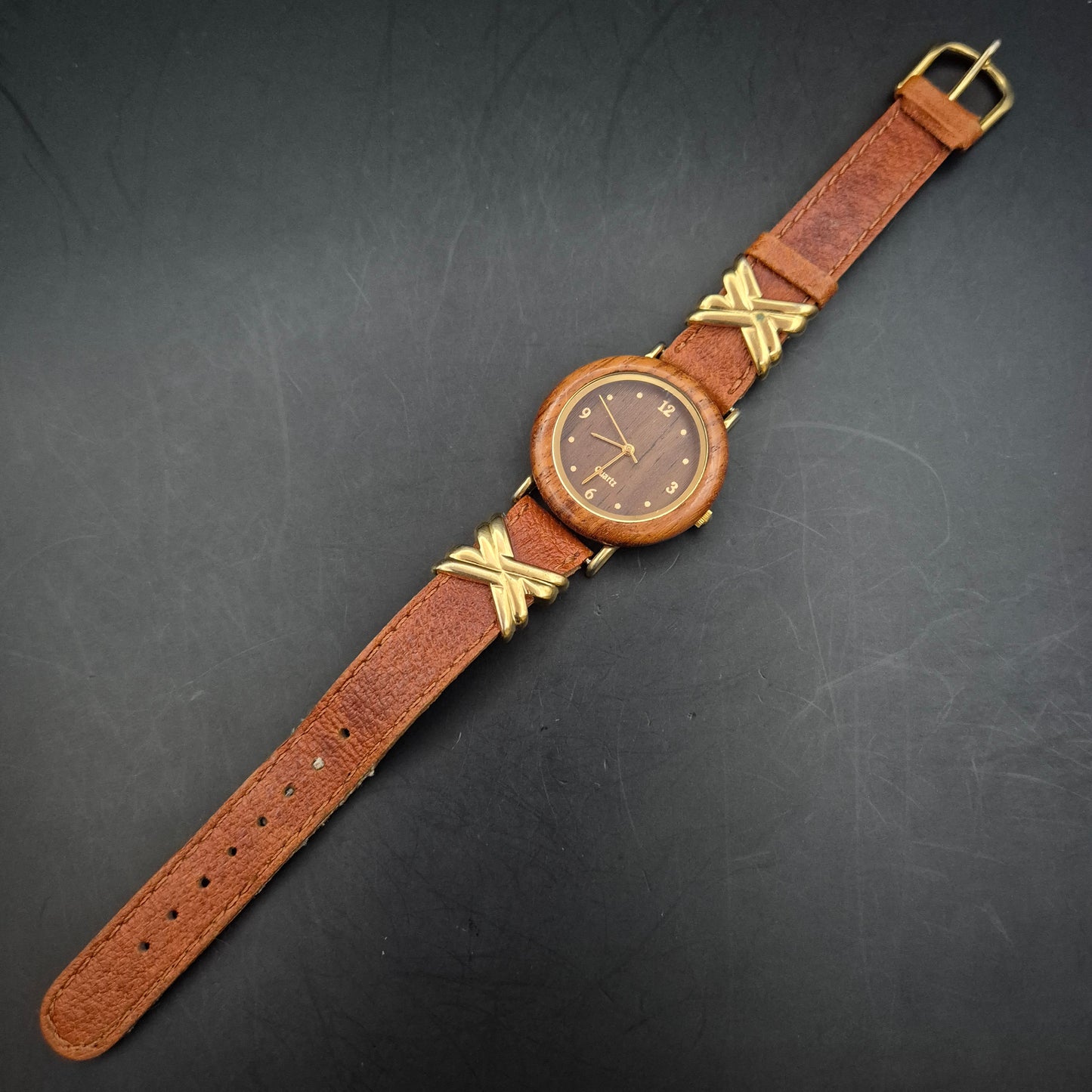 Holzoptik Damen Uhr – Vintage Stil mit braunem Lederarmband