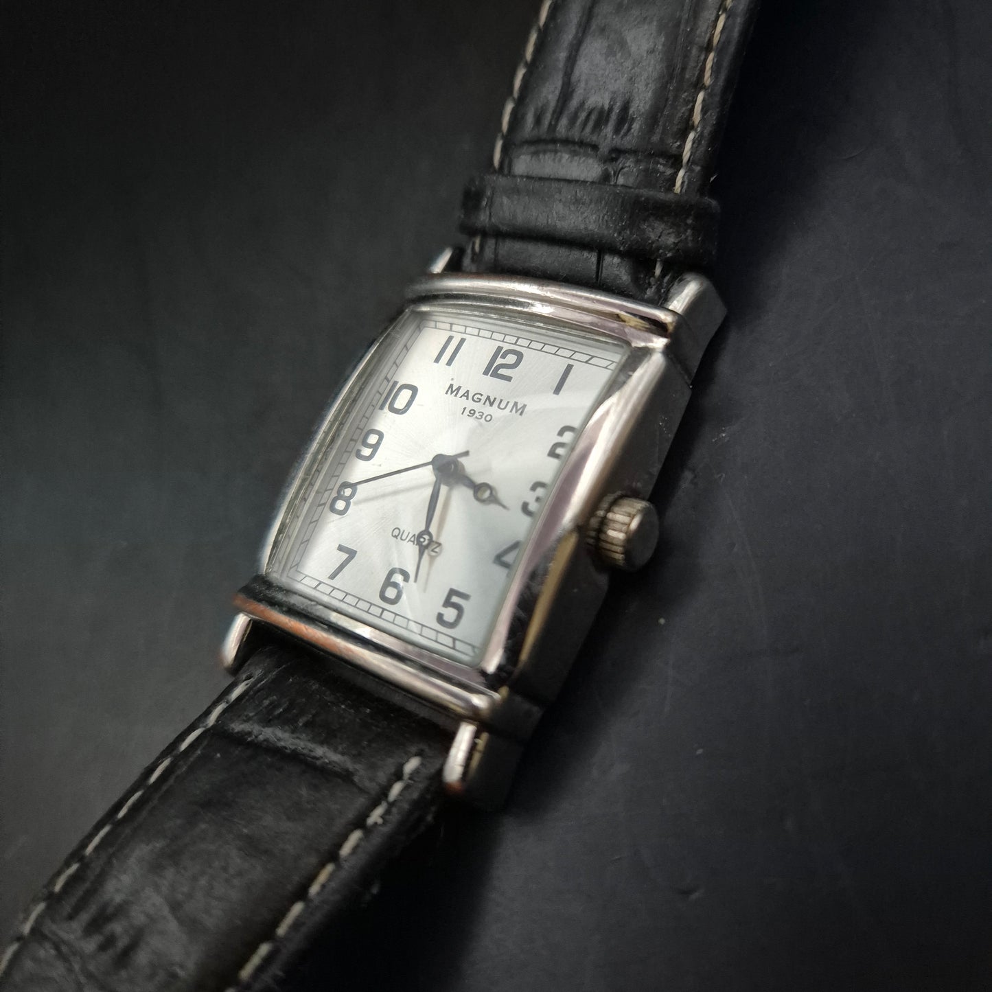 Magnum Herren Uhr – Klassisches Design mit rechteckigem Gehäuse