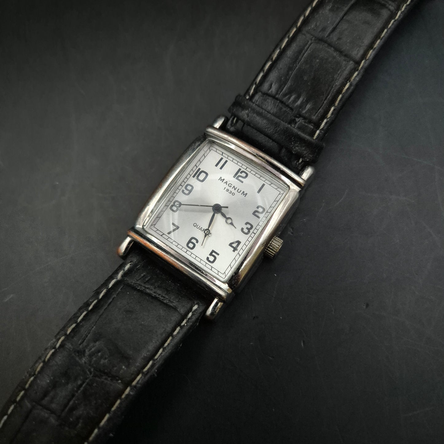 Magnum Herren Uhr – Klassisches Design mit rechteckigem Gehäuse