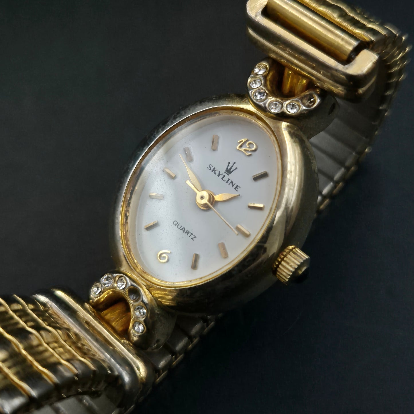 Skyline Damen Uhr – Goldene Vintage Uhr mit Strass und Edelstahlarmband